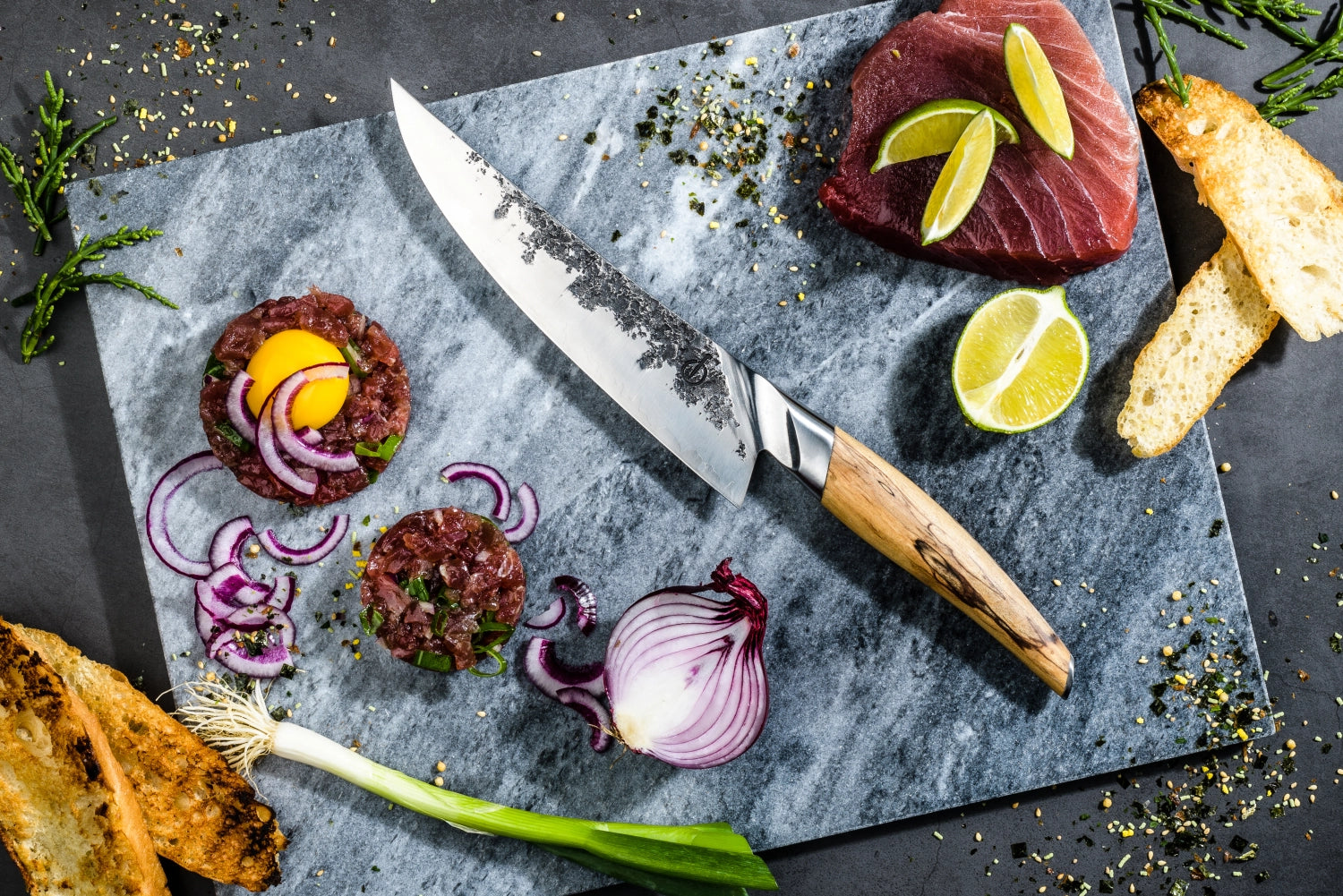 Elegantes Katai Kochmesser mit 20 cm Klinge von Forged, perfekt für präzises Schneiden in der modernen Küche.