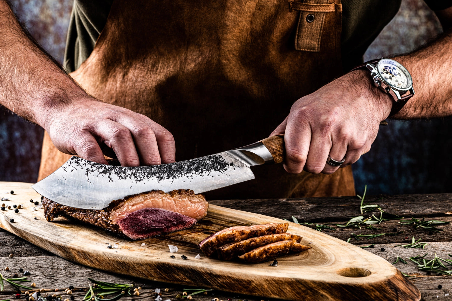 Katai Metzgermesser 25cm von Forged, professionelles Küchenmesser mit ergonomischem Griff, perfekt für Fleisch- und Gemüseverarbeitung.