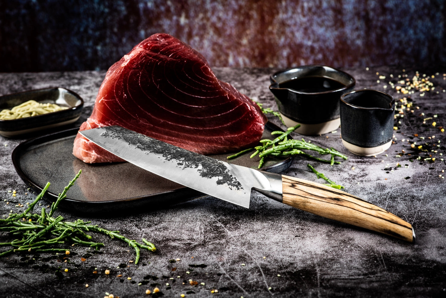 Katai Santokumesser 18 cm von Forged, ideal für präzises Schneiden und Zubereiten in der Küche, mit ergonomischem Griff und scharfer Klinge.