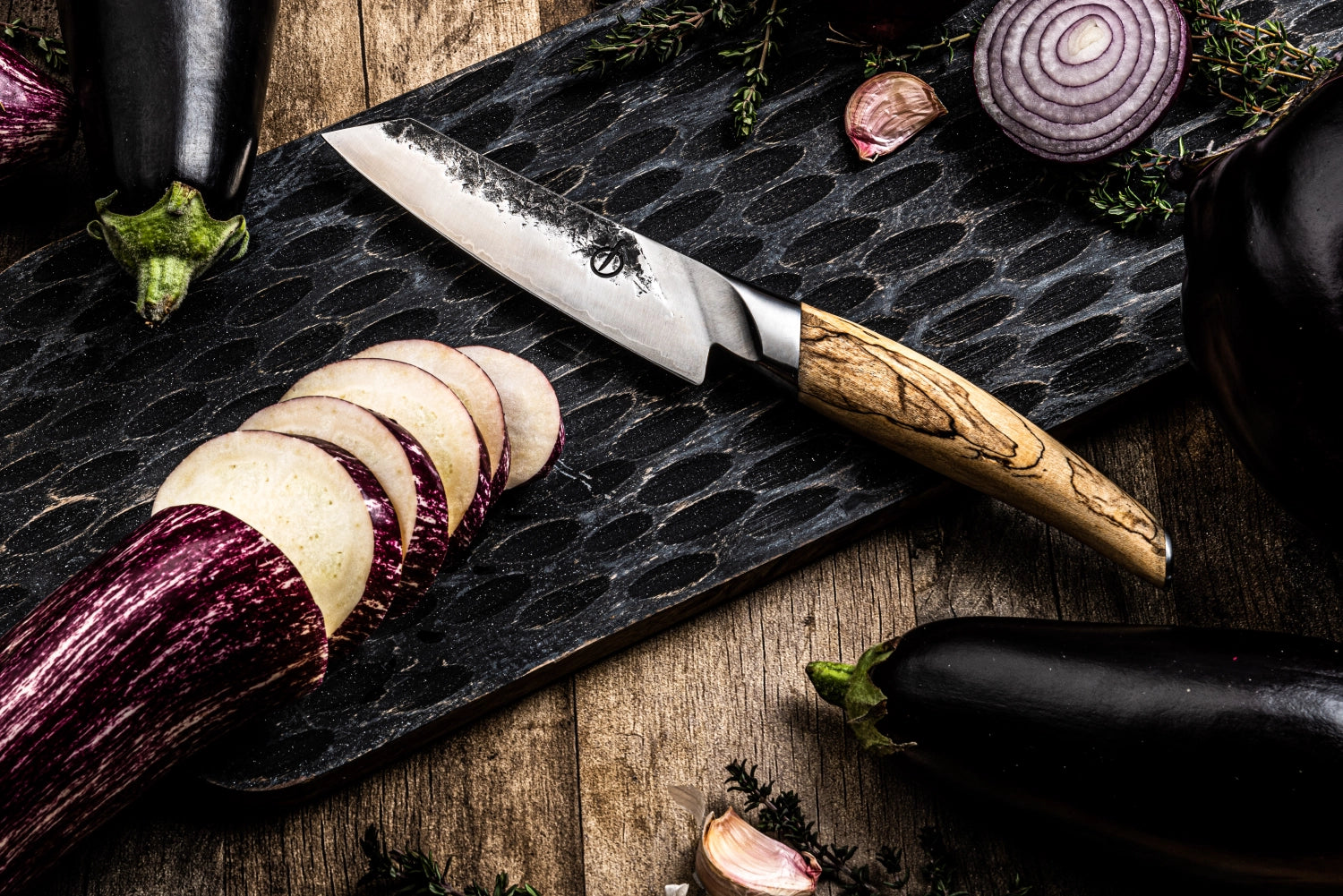 Elegantes Katai Santokumesser mit 13 cm Klinge, perfekt für präzises Schneiden und kreative Kochabenteuer in der Küche.