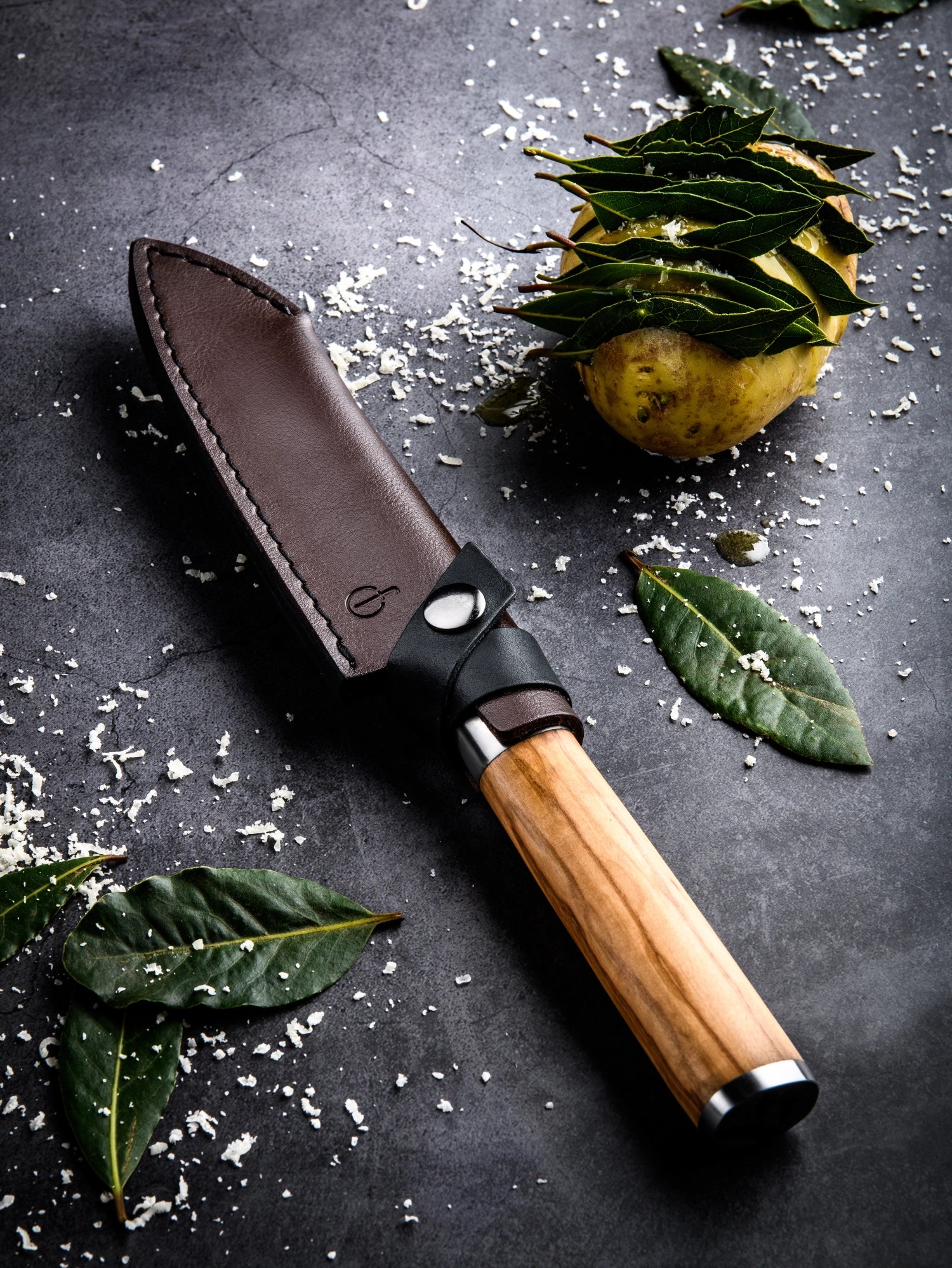 Elegantes Lederetui für Santokumesser 14 von Forged, schützt und präsentiert Ihr Küchenmesser stilvoll und sicher.