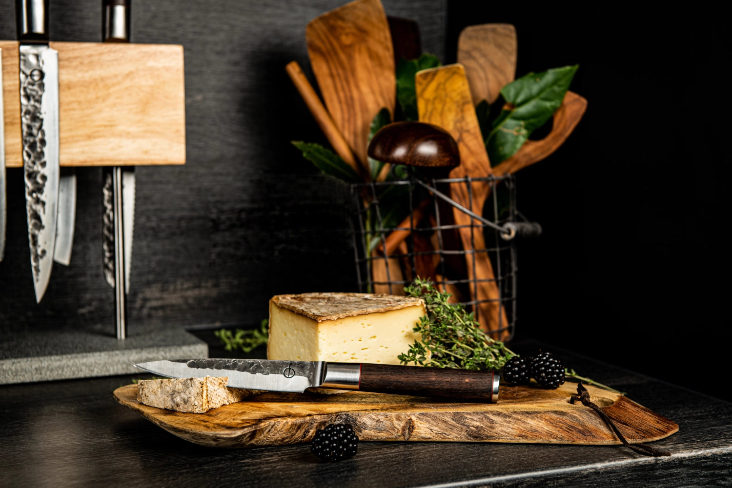 Eleganter Messerblock aus Eiche mit robustem Natursteinfuß, perfekt für eine stilvolle und praktische Aufbewahrung Ihrer Küchenmesser.