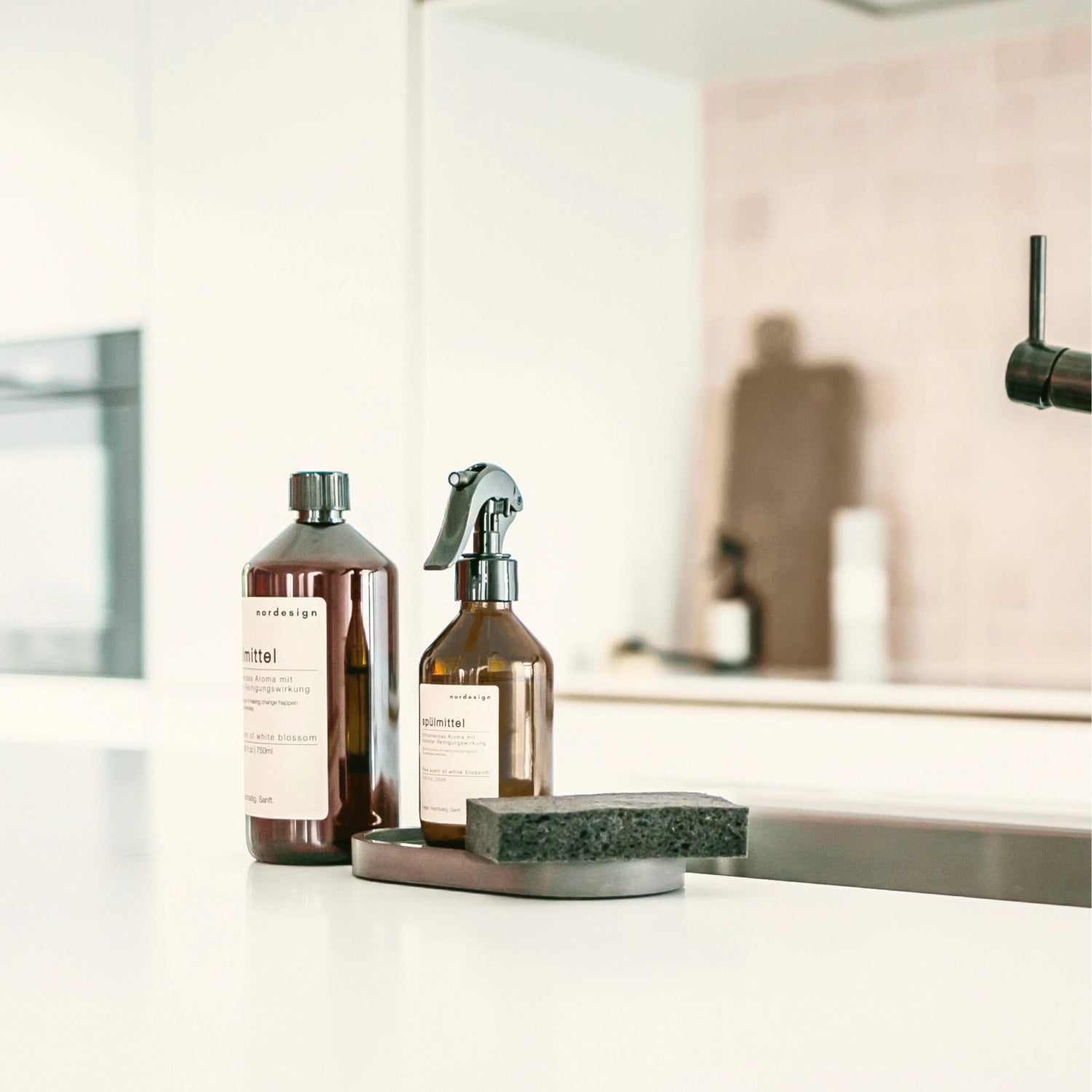 Nachfüllflasche für Spülmittel (730ml) mit erfrischendem Bergamot- und Lemongrass-Duft, ideal für umweltbewusste Haushalte von Nordesign.