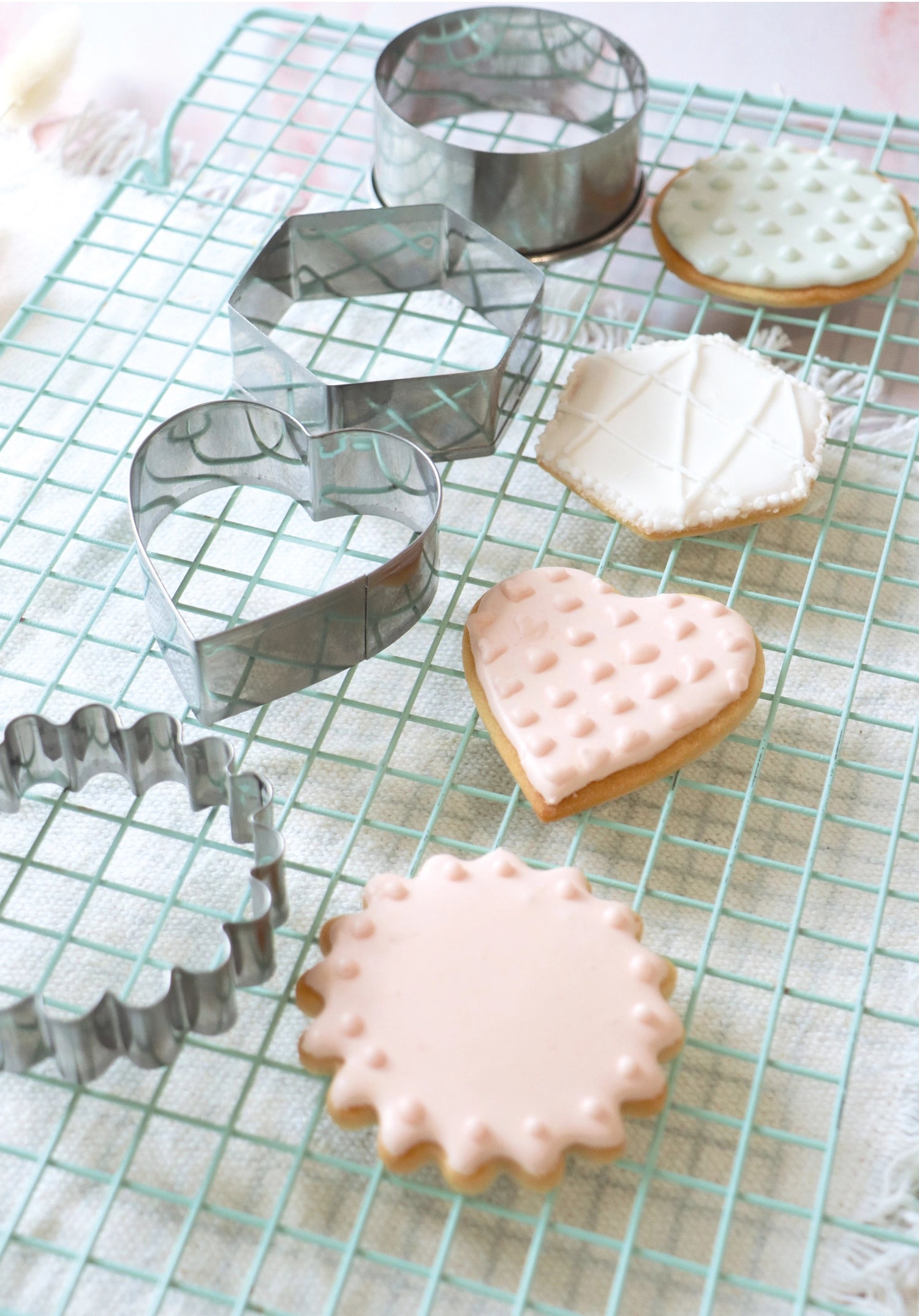 Vielseitiges 4-teiliges Ausstecher-Set aus robustem Edelstahl von Scrap Cooking, perfekt für kreative Backprojekte und festliche Anlässe.