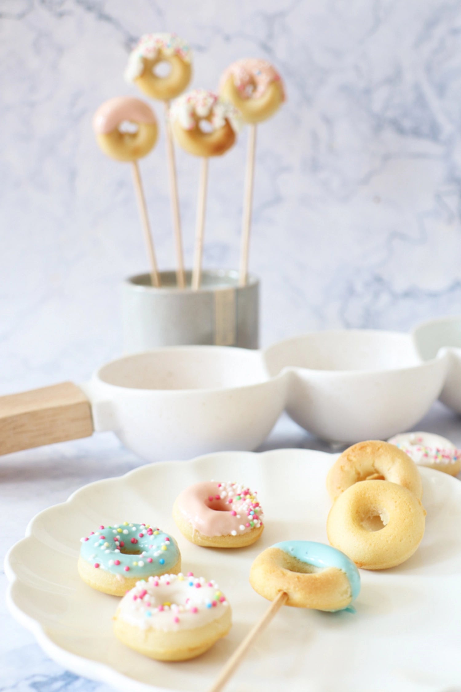 Vielseitige Silikon-Backform für 12 Mini-Donuts, ideal für kreative Backprojekte und köstliche Snacks von Scrap Cooking.