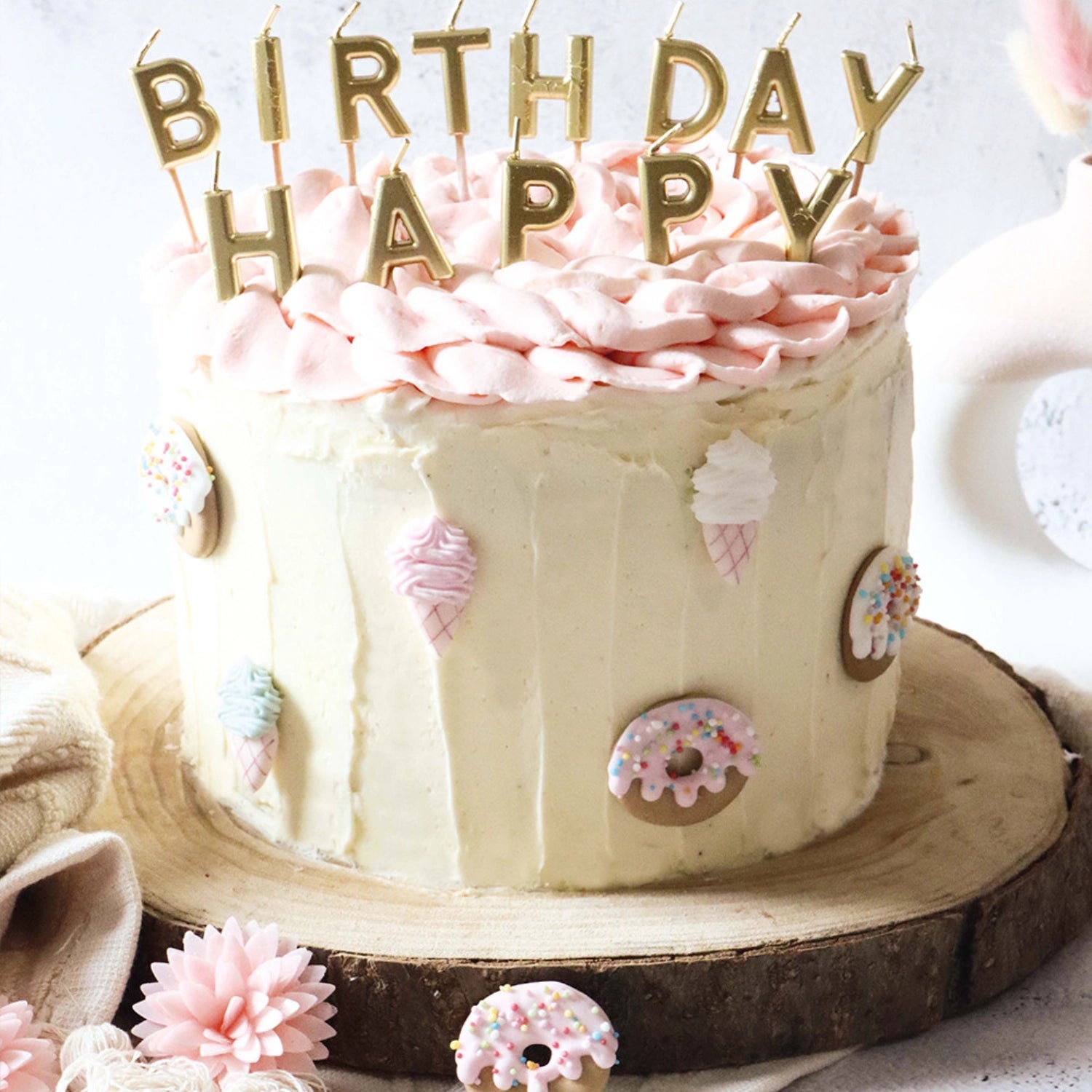 Elegante goldene Kerzen mit "Happy Birthday" Schriftzug, ideal für eine festliche Atmosphäre und kreative Tortengestaltung bei Geburtstagsfeiern.