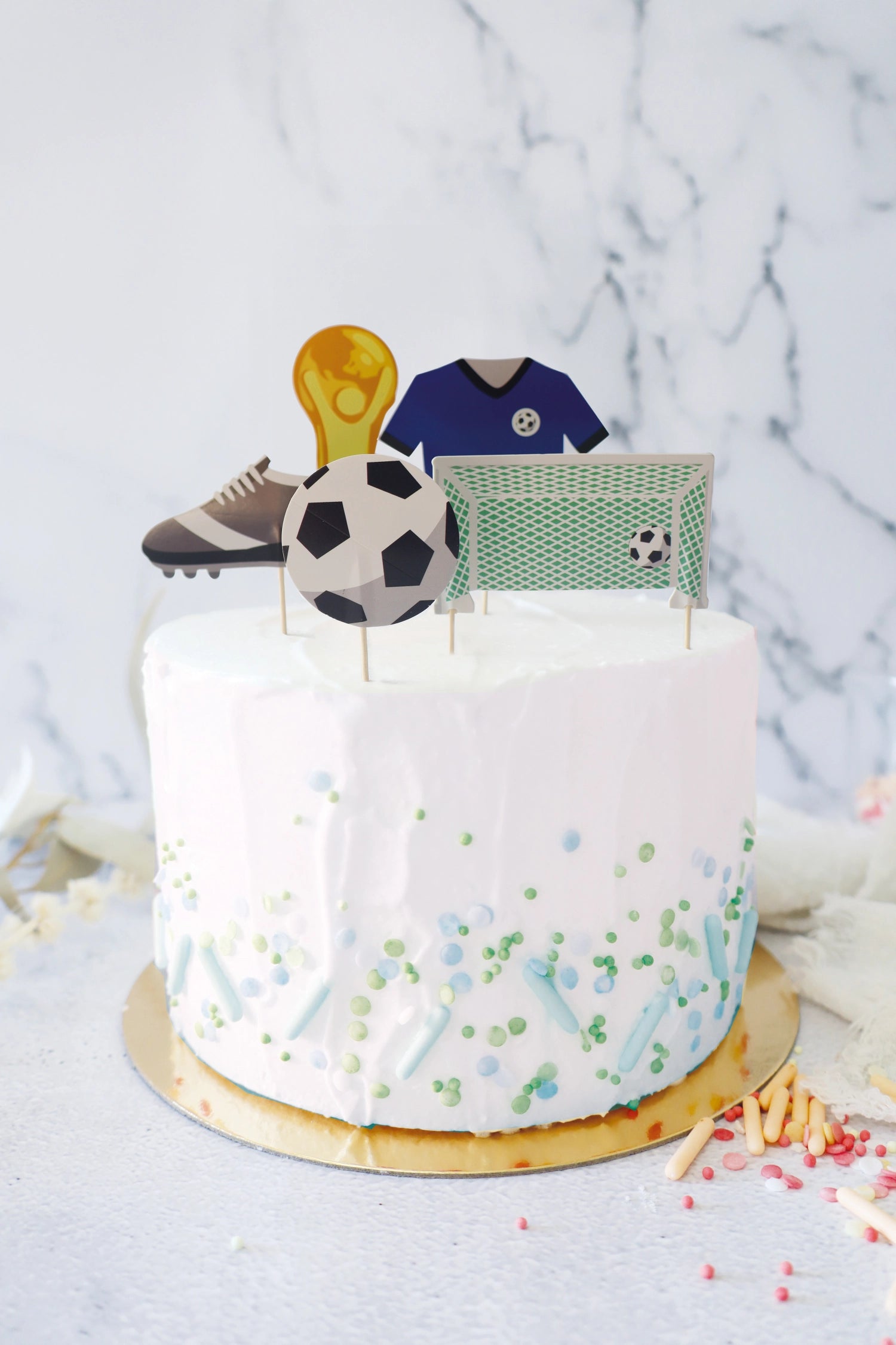 Set aus 5 Papier-Dekorationen mit Fußballmotiven, perfekt für die Gestaltung von Torten und Snacks bei Sportfeiern und Kinderfesten.