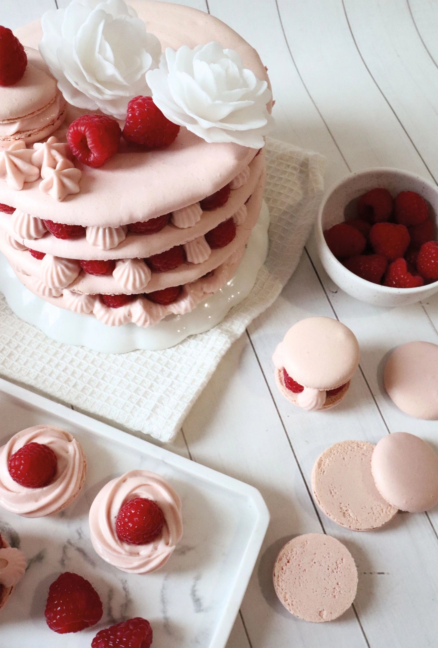 Drei kunstvoll gestaltete weiße Rosen aus Esspapier, perfekt für die kreative Verzierung von Desserts und Backwaren bei besonderen Feierlichkeiten.