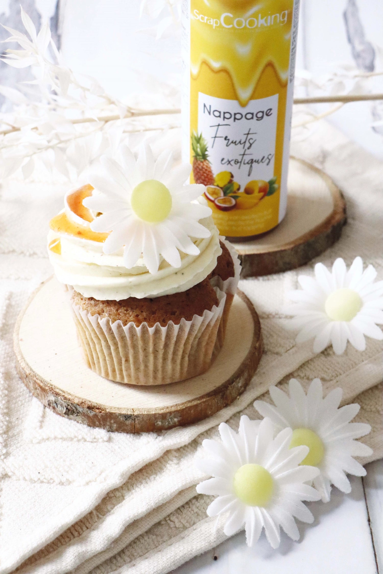 18 essbare Margeriten aus Zuckerpapier von Scrap Cooking, ideal zum Dekorieren von Kuchen und Süßspeisen für besondere Anlässe.