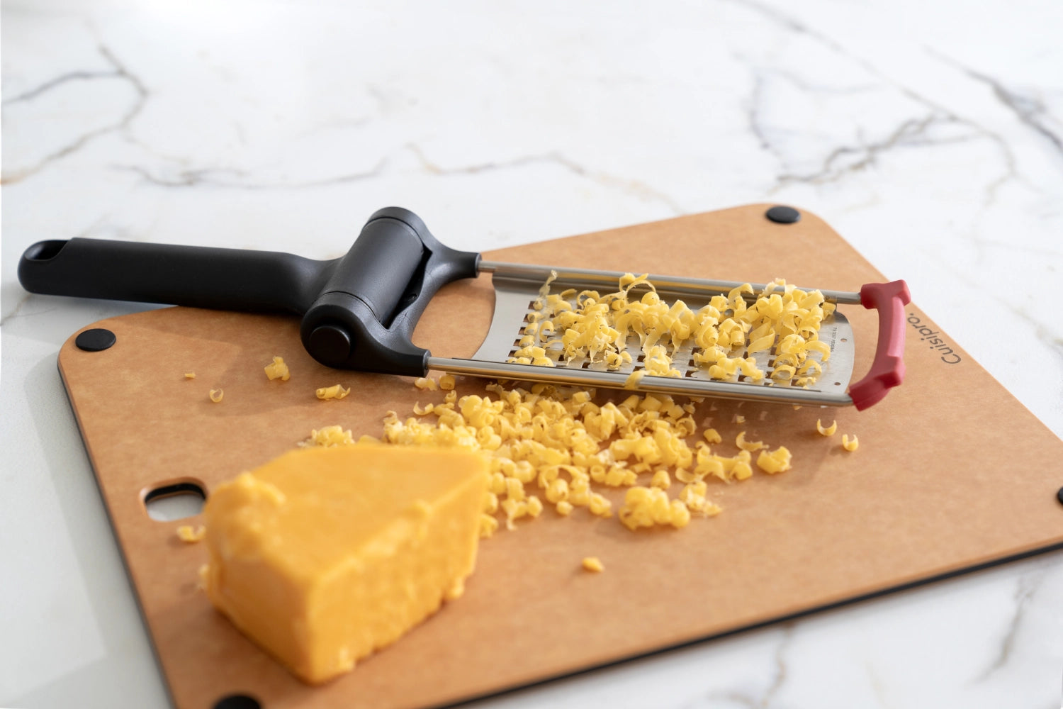 Praktische Klappreibe in stilvollem Schwarz von Cuisipro, perfekt zum groben Reiben von Käse, Gemüse und mehr. Ein unverzichtbares Küchenwerkzeug.
