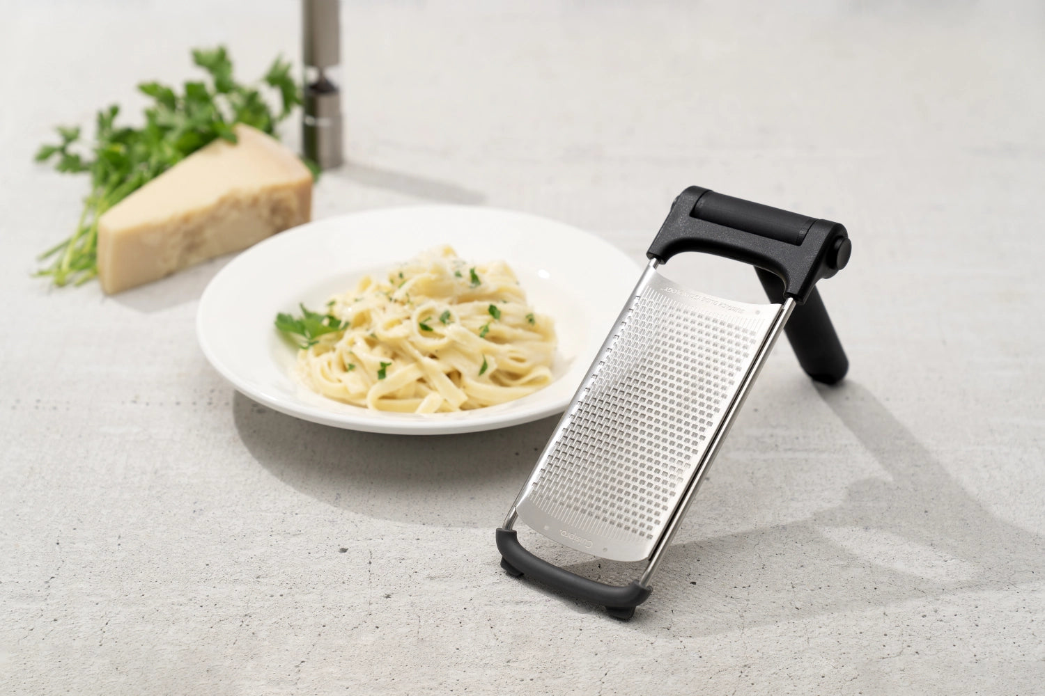 Elegante Klappreibe in Schwarz von Cuisipro, ideal für feines Reiben von Käse, Gemüse und mehr. Praktisches Design für die moderne Küche.