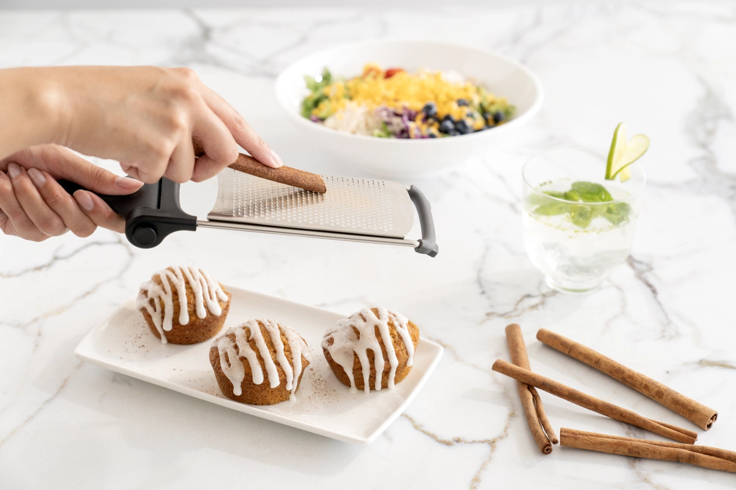 Elegante Klappreibe von Cuisipro in Schwarz, ideal für feines Reiben von Käse, Gemüse und mehr. Ein Must-Have für jede moderne Küche.