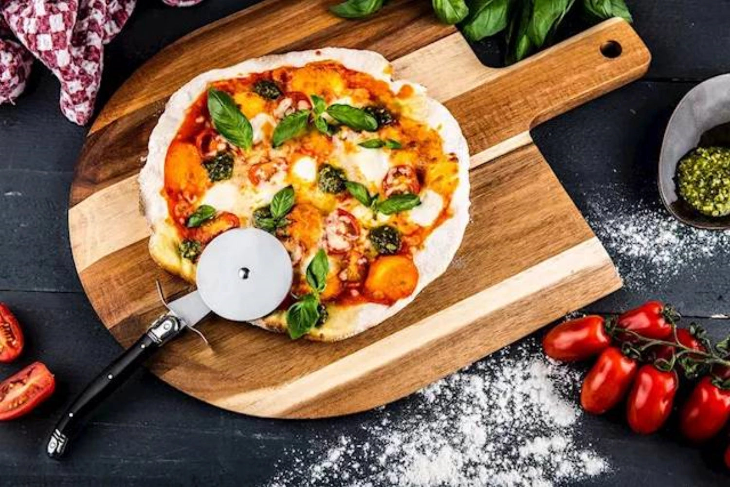Eleganter Laguiole Pizzaschneider aus hochwertigem Edelstahl mit einem stilvollen Akazienholz-Servierbrett, perfekt für Pizza-Liebhaber.