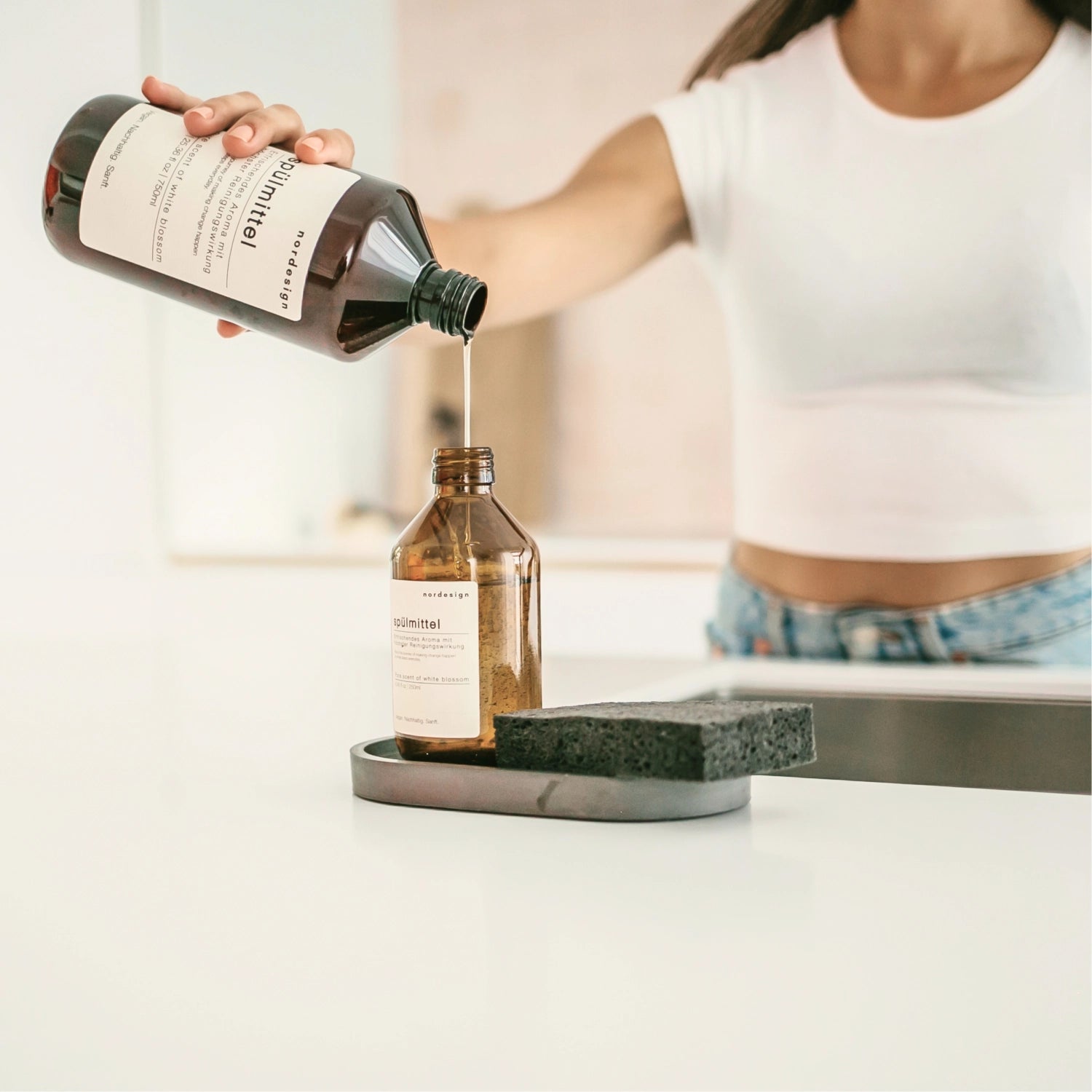 Spülmittel 250ml mit Bergamot- und Lemongrasduft, ausgestattet mit praktischer Kunststoffpumpe, ideal für umweltbewusste Reinigung.