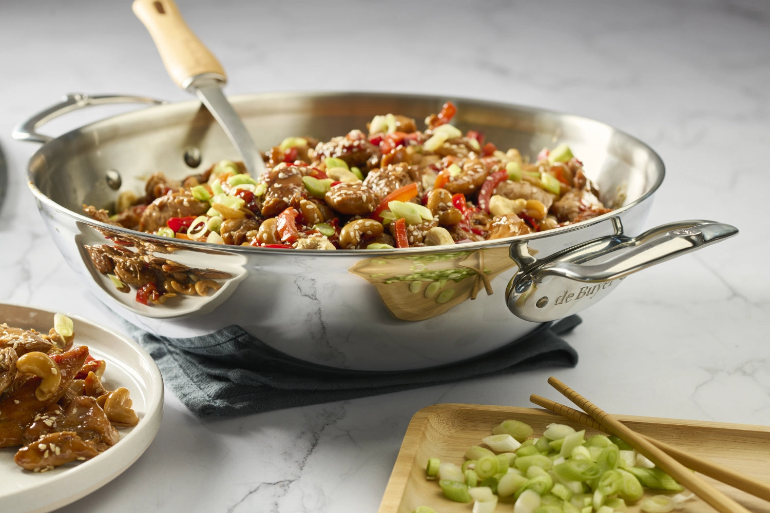 Robuster Wok aus Edelstahl mit zwei praktischen Griffen, Ø 32 cm, ideal für die Zubereitung von asiatischen Köstlichkeiten auf Induktionsherden.