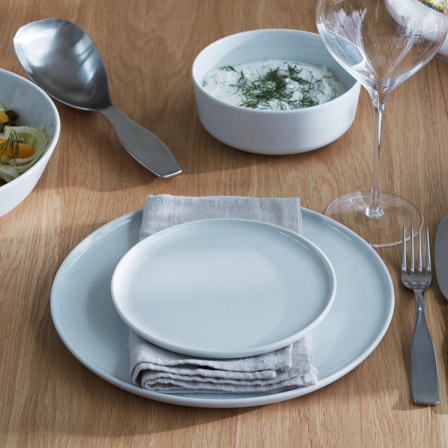 Schlichtes 2er Set flacher Teller in Weiß, 26 cm, ideal für moderne Anlässe und vielseitige Serviermöglichkeiten.