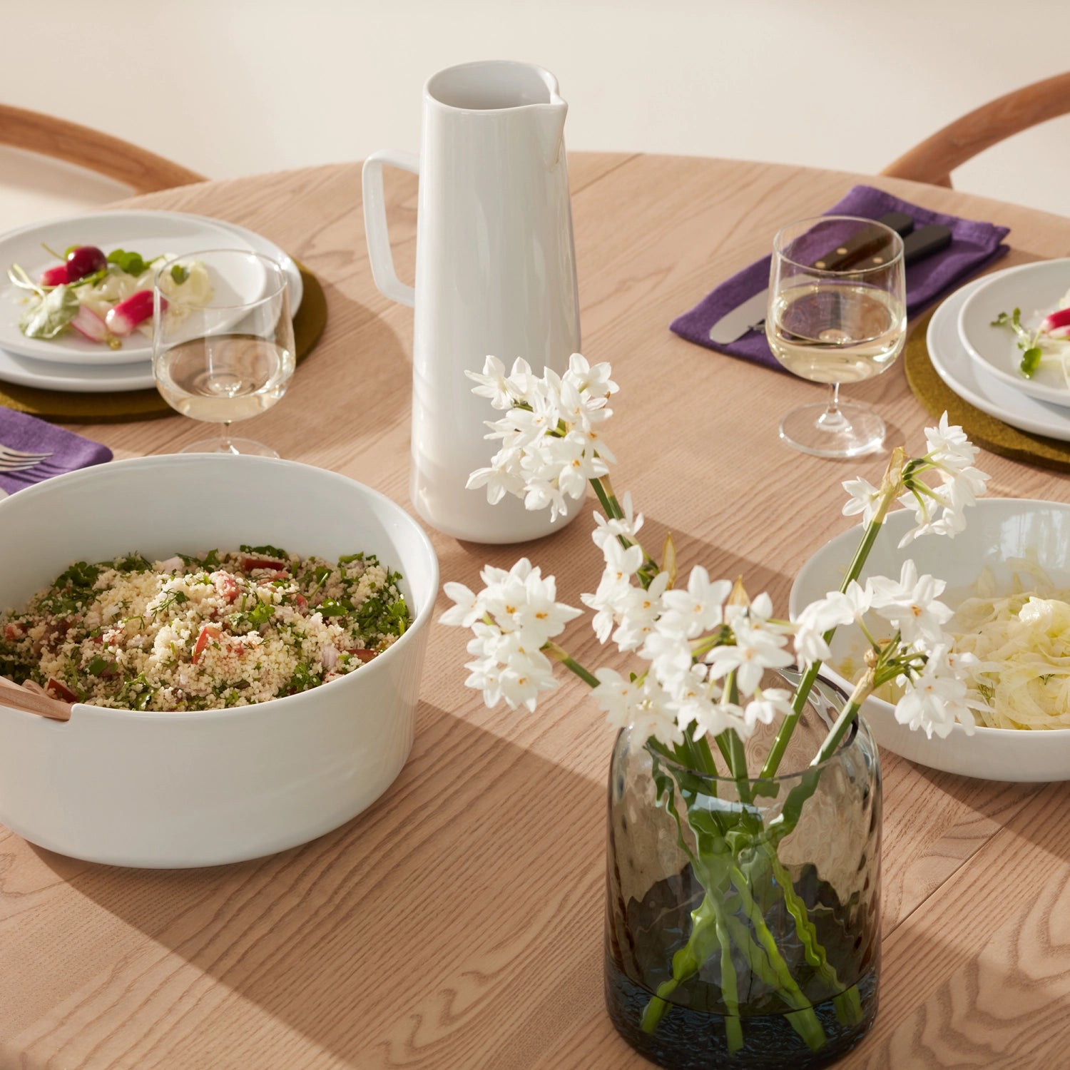 Elegante weiße Milchkanne von LSA, ideal für Milch oder Saucen, aus der modernen Collective Kollektion mit ansprechendem, zeitgemäßem Design.