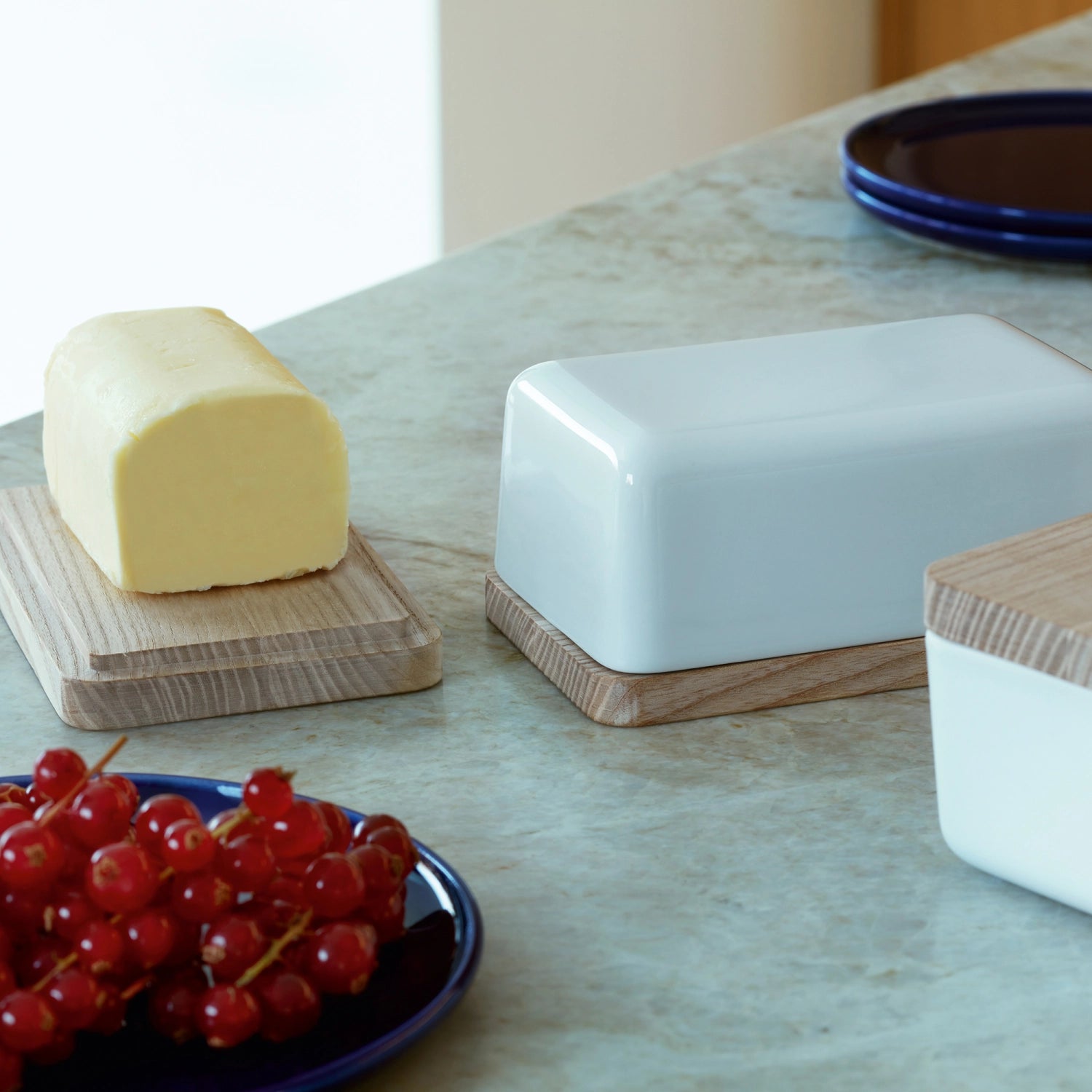 Schlichte und stilvolle Butterdose aus weißem Eschenholz, 14 cm, perfekt für die ansprechende Aufbewahrung von Butter im modernen Design.