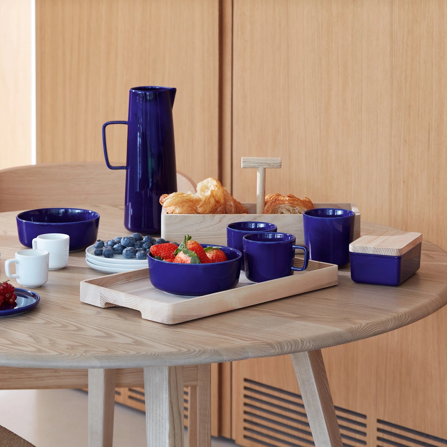 Stilvolles 2er Set Kaffeetassen (370ml) in lebhaftem Cobalt von LSA, ideal für Latte Macchiato und besondere Momente.
