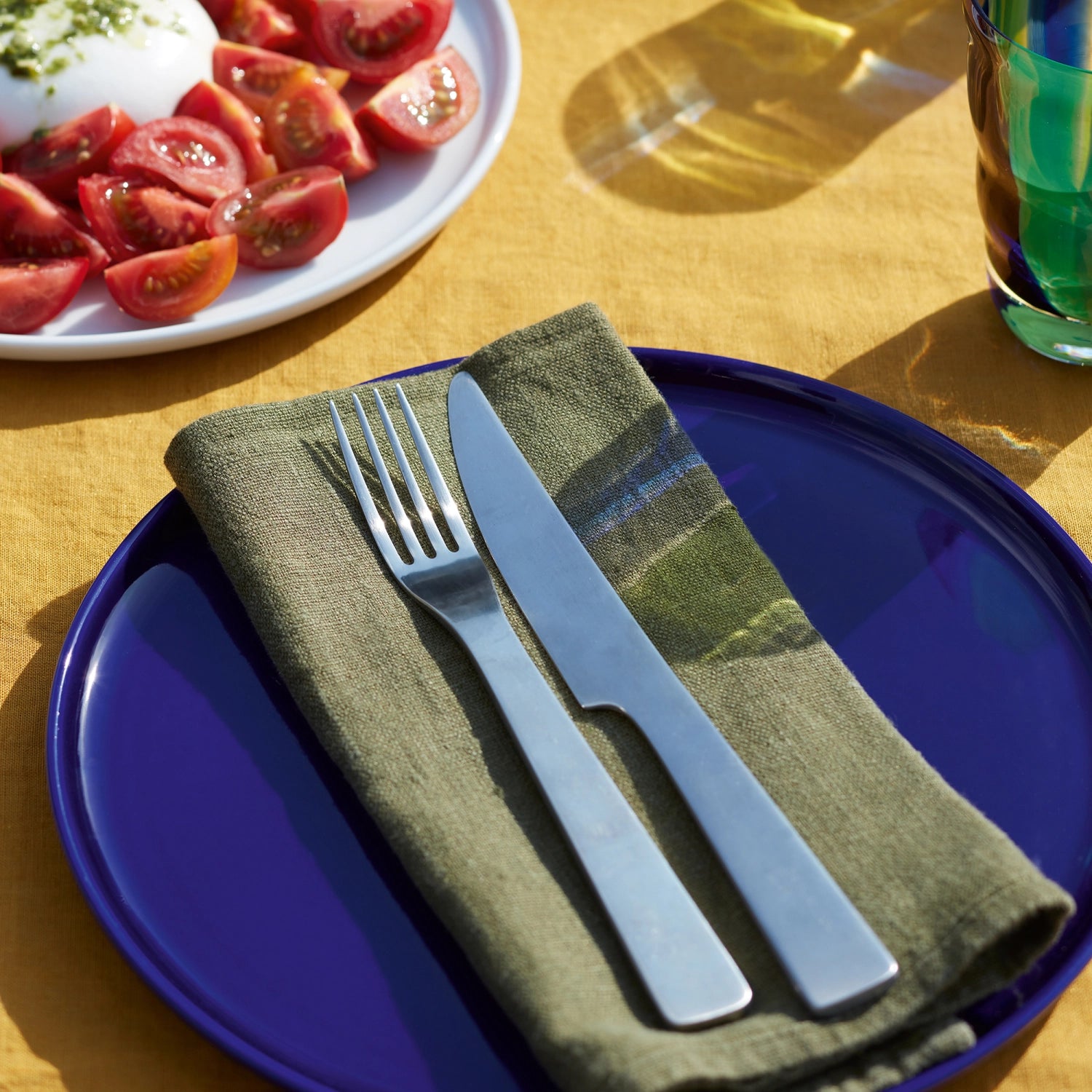 Elegante Schale in tiefem Cobaltblau mit 30 cm Durchmesser, perfekt für kreative Präsentationen und stilvolle Anlässe von LSA.