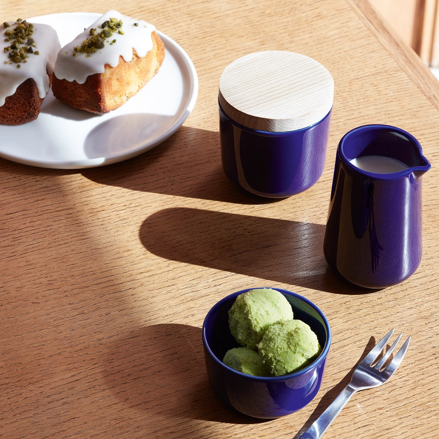 Stilvolle Kanne in strahlendem Kobaltblau (235ml) von LSA, ideal für Milch und Saucen, verbindet modernes Design mit Funktionalität.