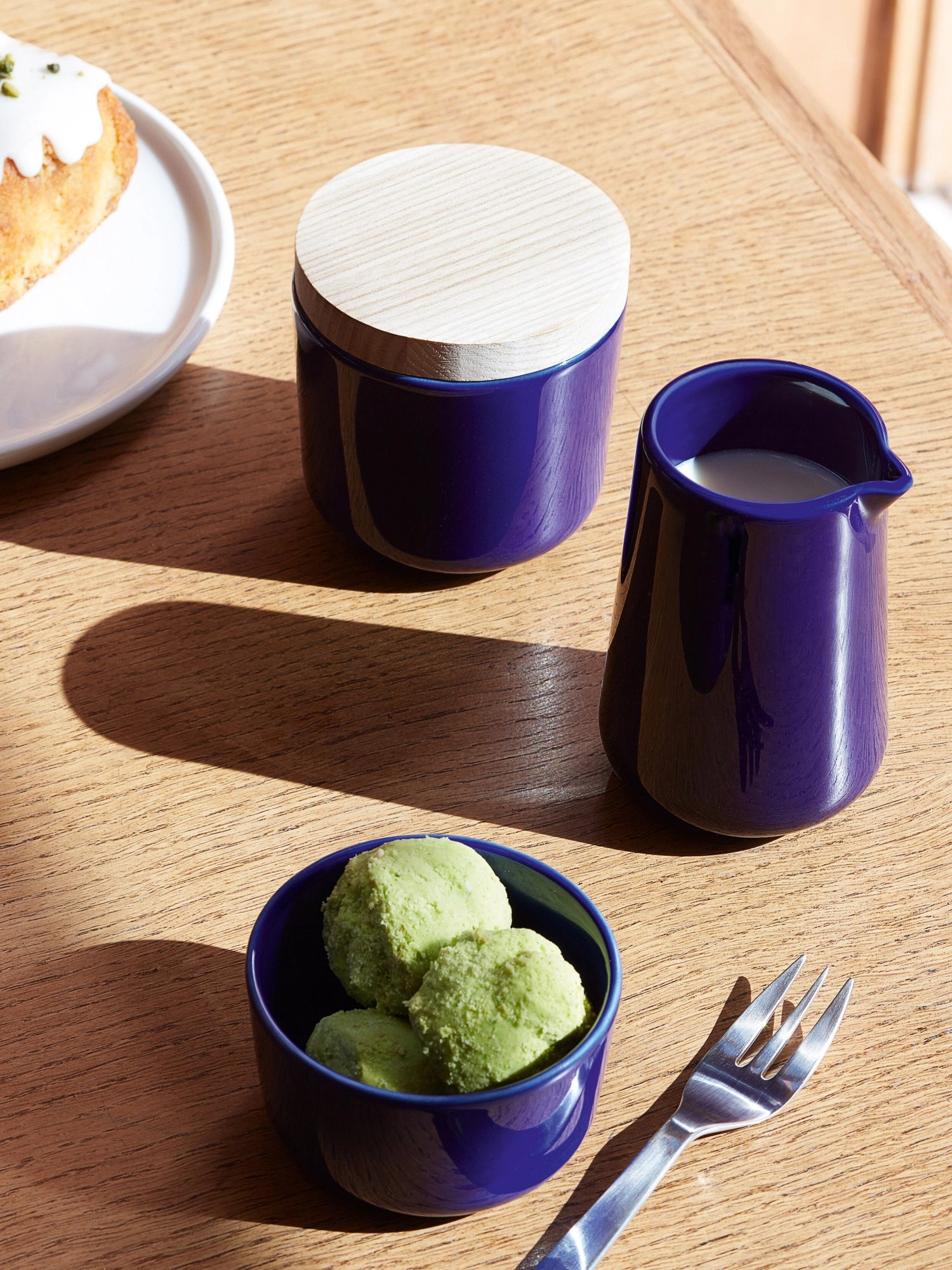 Zuckerdose Collective Dose H8.5cm mit Deckel aus Esche in Cobalt, stilvolles und modernes Design, perfekt für die elegante Kaffeetafel.