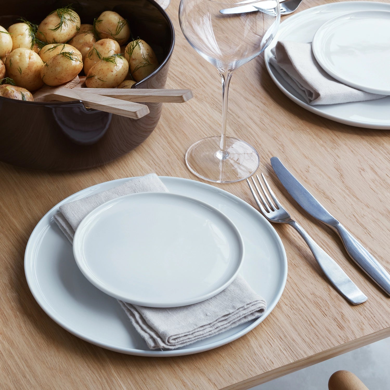 Elegantes 2er Set flacher Teller in Mocha, Durchmesser 26 cm, perfekt für stilvolle Tischdekoration und besondere Anlässe.
