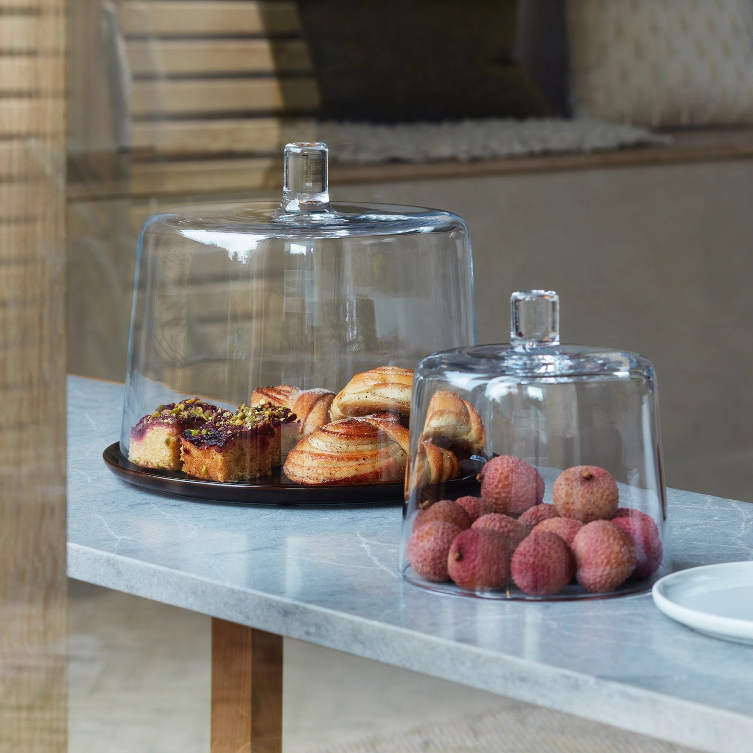 Transparente Glasglocke von LSA, D24cm H21cm, ideal für Torten und Desserts, stilvolles und elegantes Design für jede Tischdekoration.