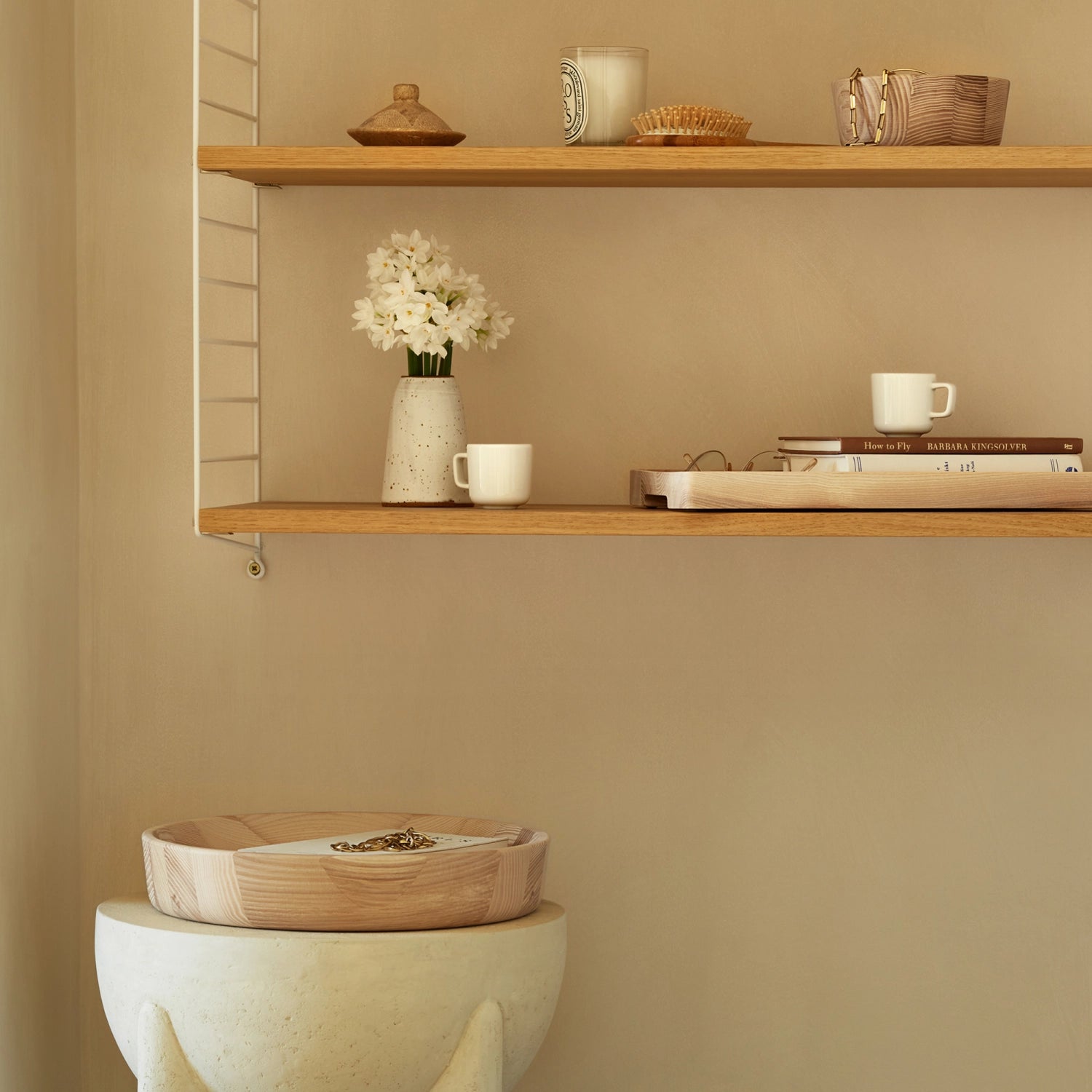 Elegante Collective Schale aus Esche, Durchmesser 33 cm, Höhe 6 cm, perfekt für kreative Präsentationen und stilvolle Anlässe.