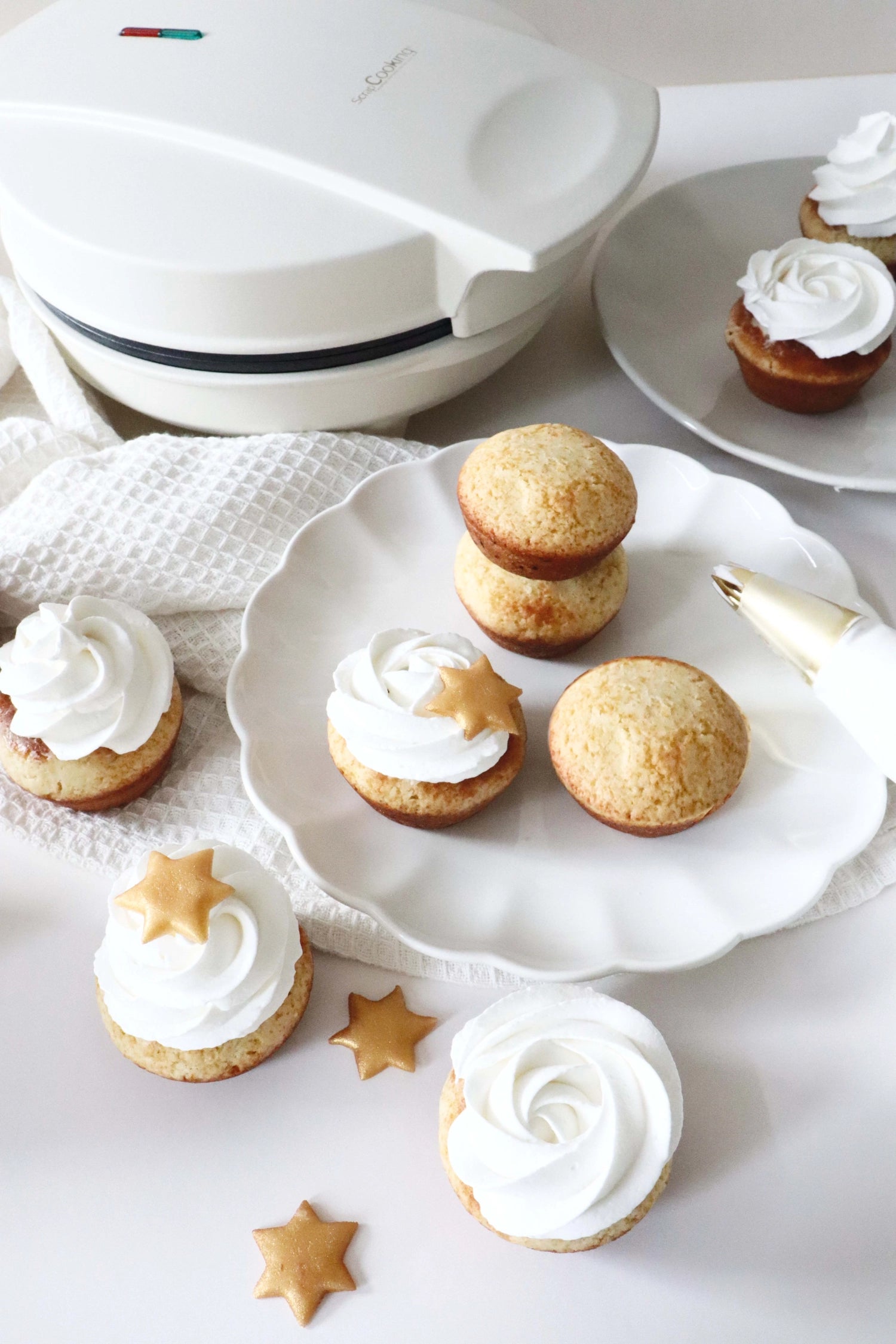 Kreatives Küchengerät von Scrap Cooking: Die Mini Cupcakes Factory in elegantem Weiß für die Zubereitung köstlicher Mini-Cupcakes.