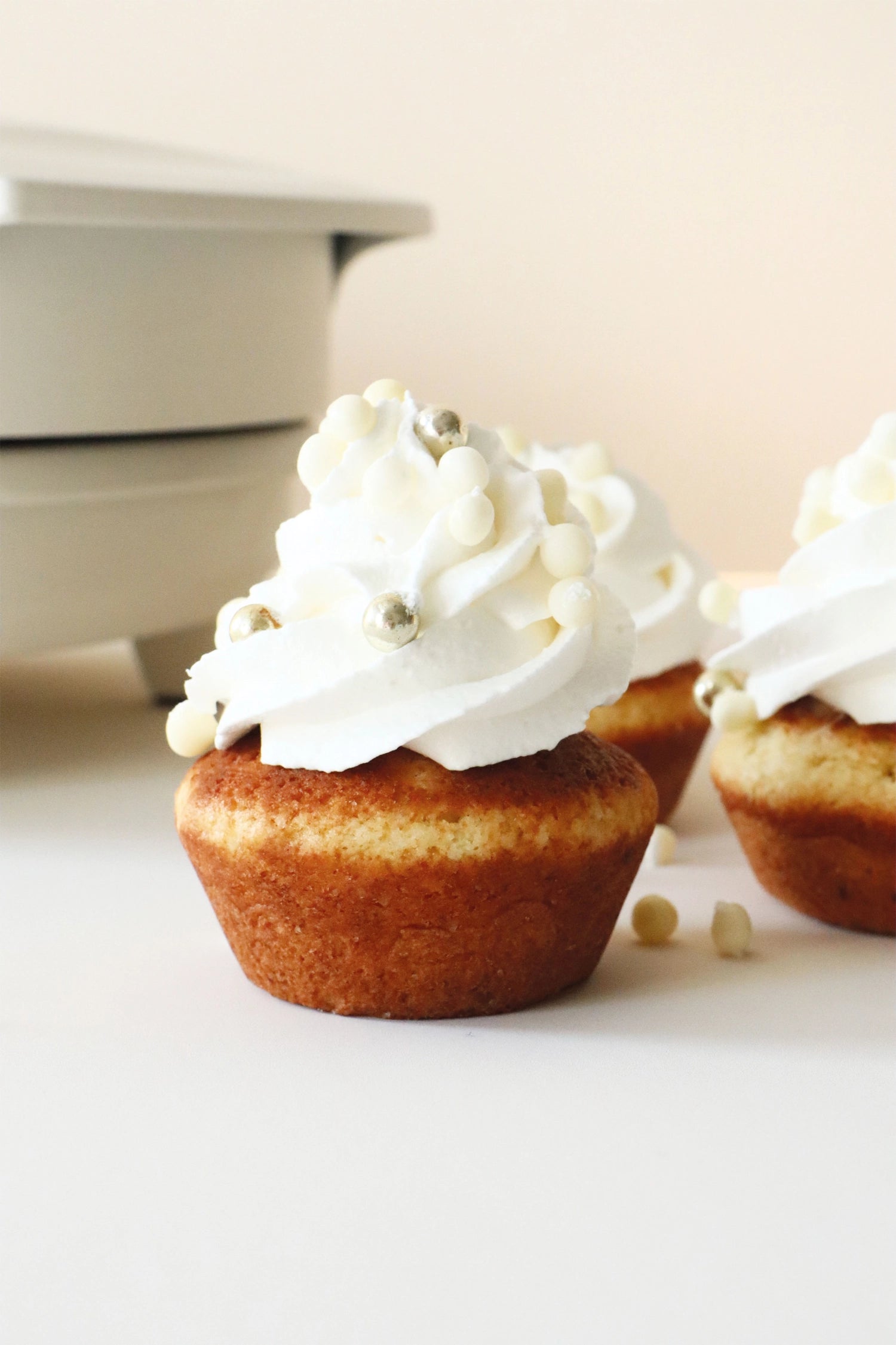 Die Mini Cupcakes Factory von Scrap Cooking in elegantem Weiß ermöglicht müheloses Backen von köstlichen Mini-Cupcakes für besondere Anlässe.