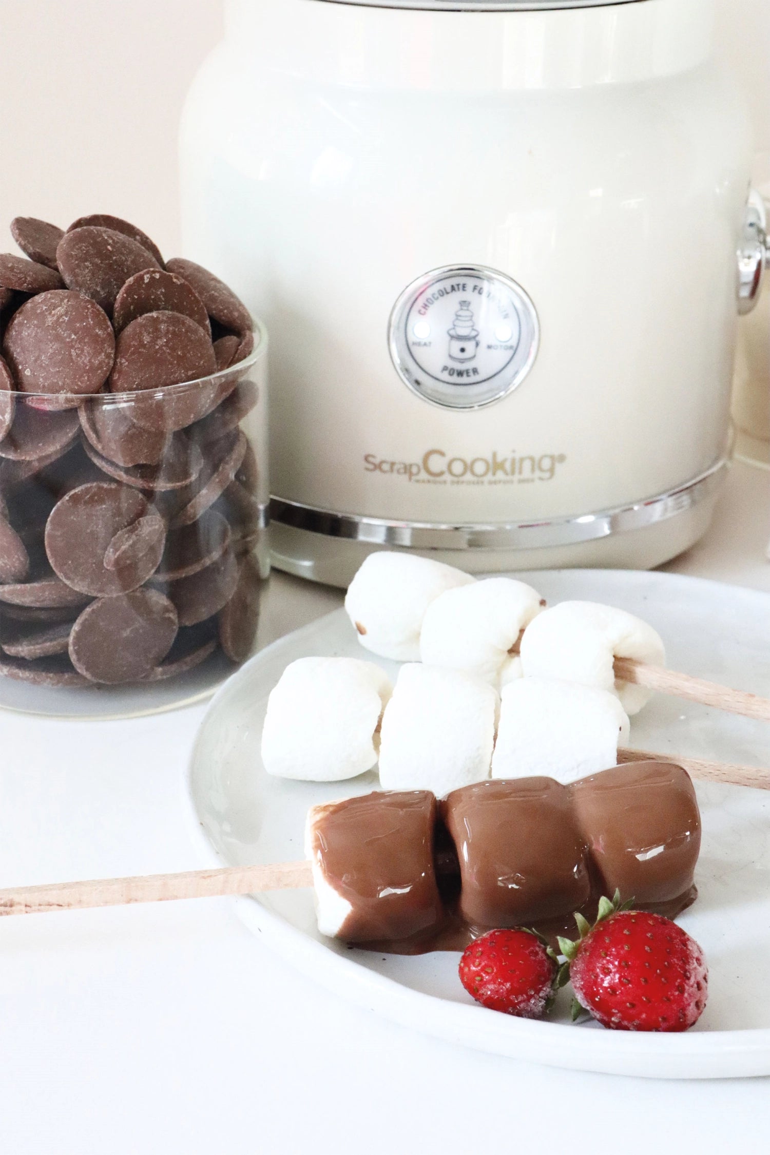 Eleganter Schokoladenbrunnen von Scrap Cooking in Weiß, perfekt für festliche Anlässe und süße Leckereien. Verwandeln Sie Ihre Feier in ein Schokoladenparadies!