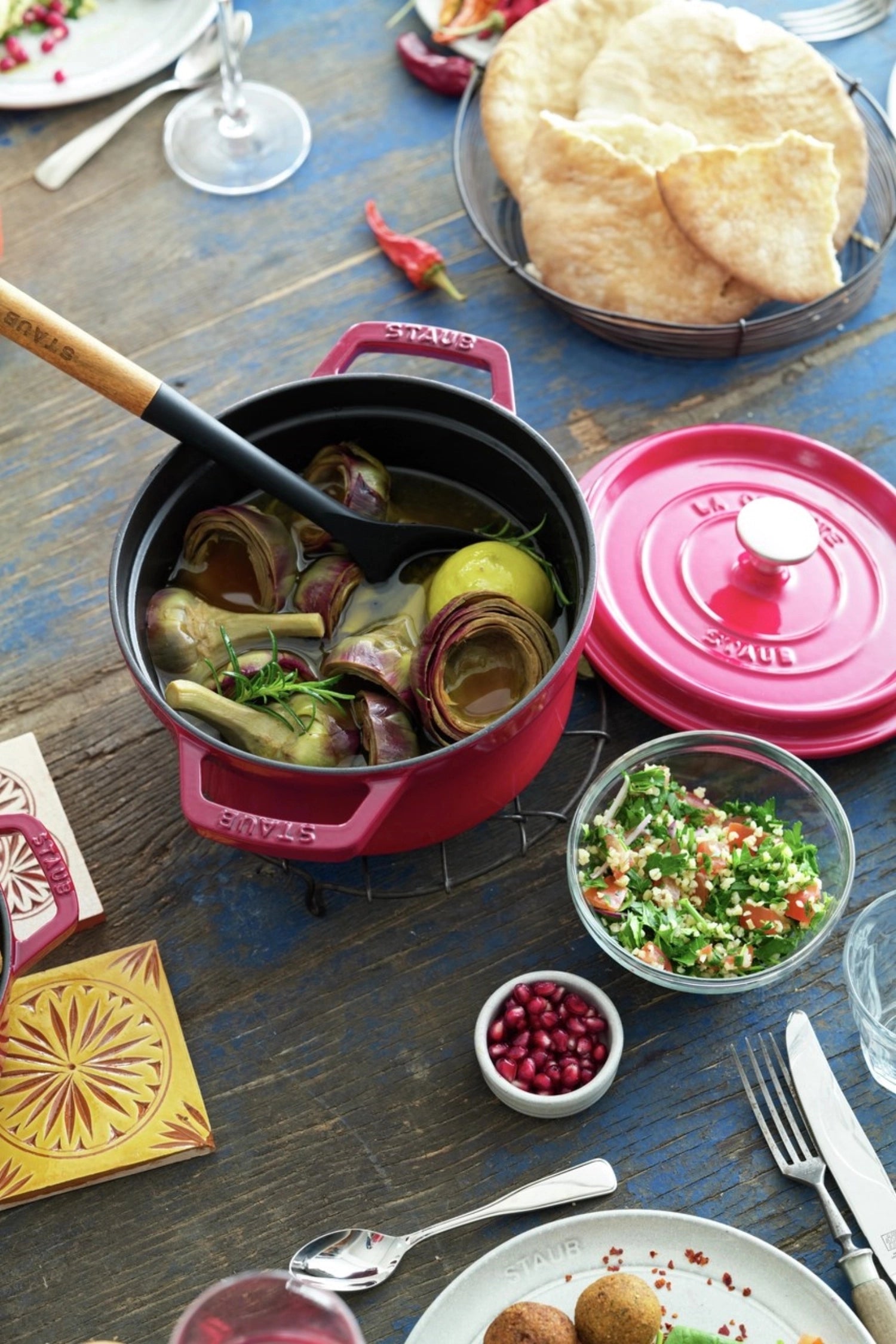 Elegante, runde Cocotte in leuchtendem Kirsch-Rot, aus robustem Gusseisen, 18 cm Durchmesser, perfekt für köstliche, hausgemachte Speisen.
