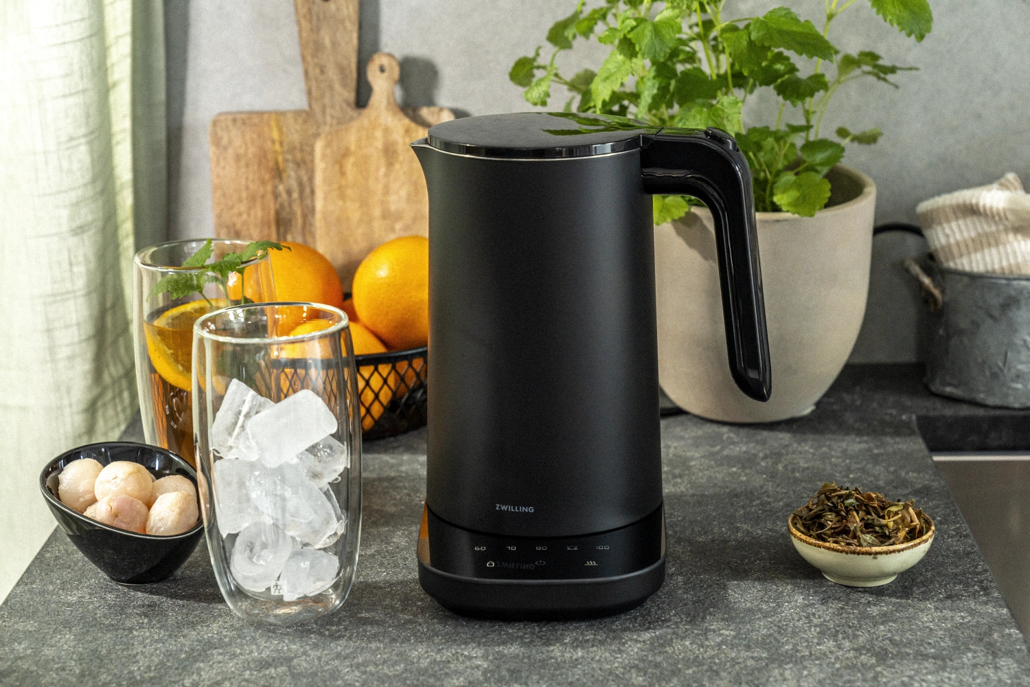 Schwarzer Enfinigy Wasserkocher PRO von Zwilling, 1 Liter, elegantes Design, ideal für moderne Küchen und schnellen Teegenuss.