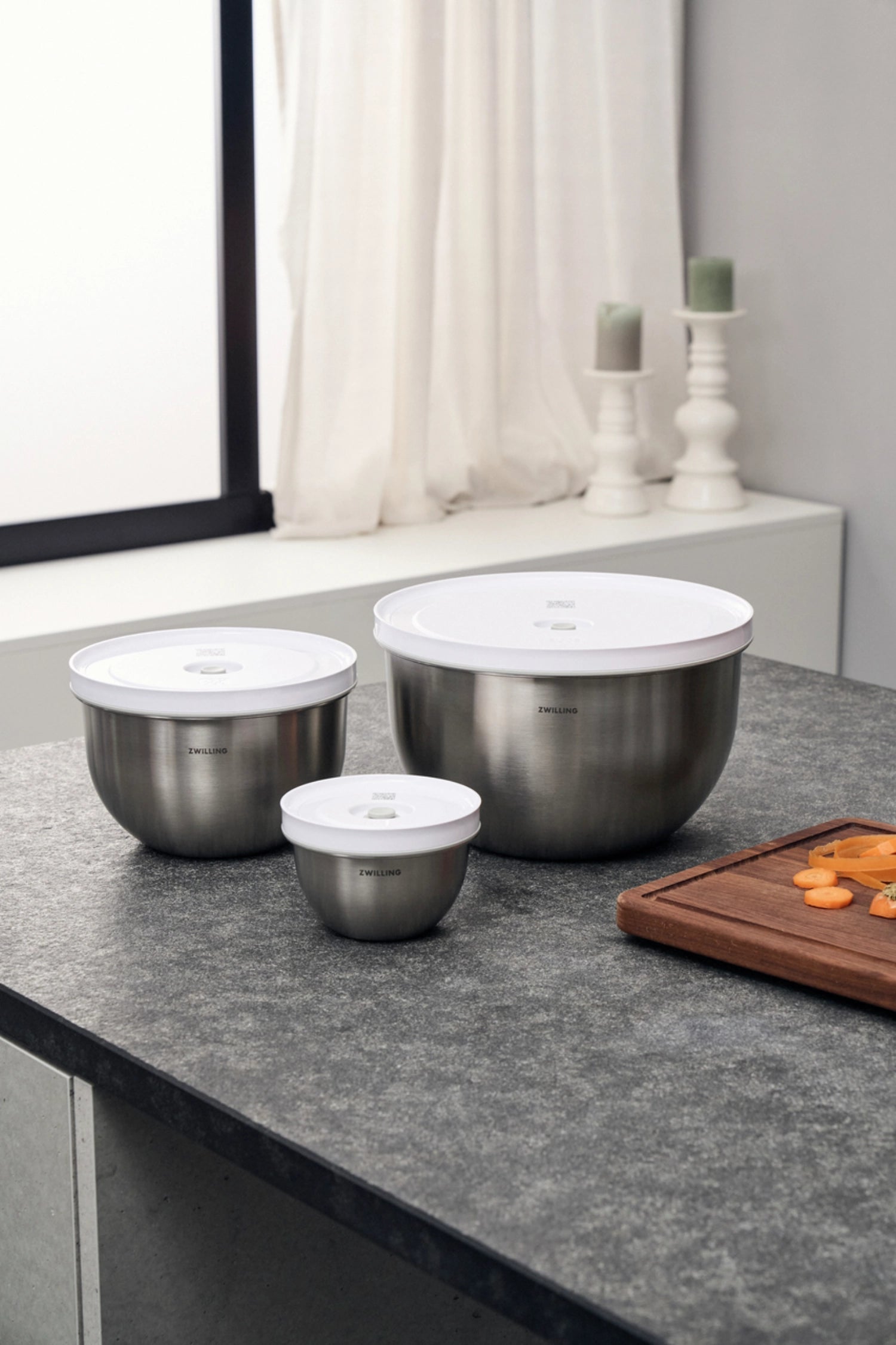 Elegantes 6-teiliges Set aus Edelstahl-Vakuumschüsseln von Zwilling, ideal für die optimale Frischhaltung und Aufbewahrung von Lebensmitteln.