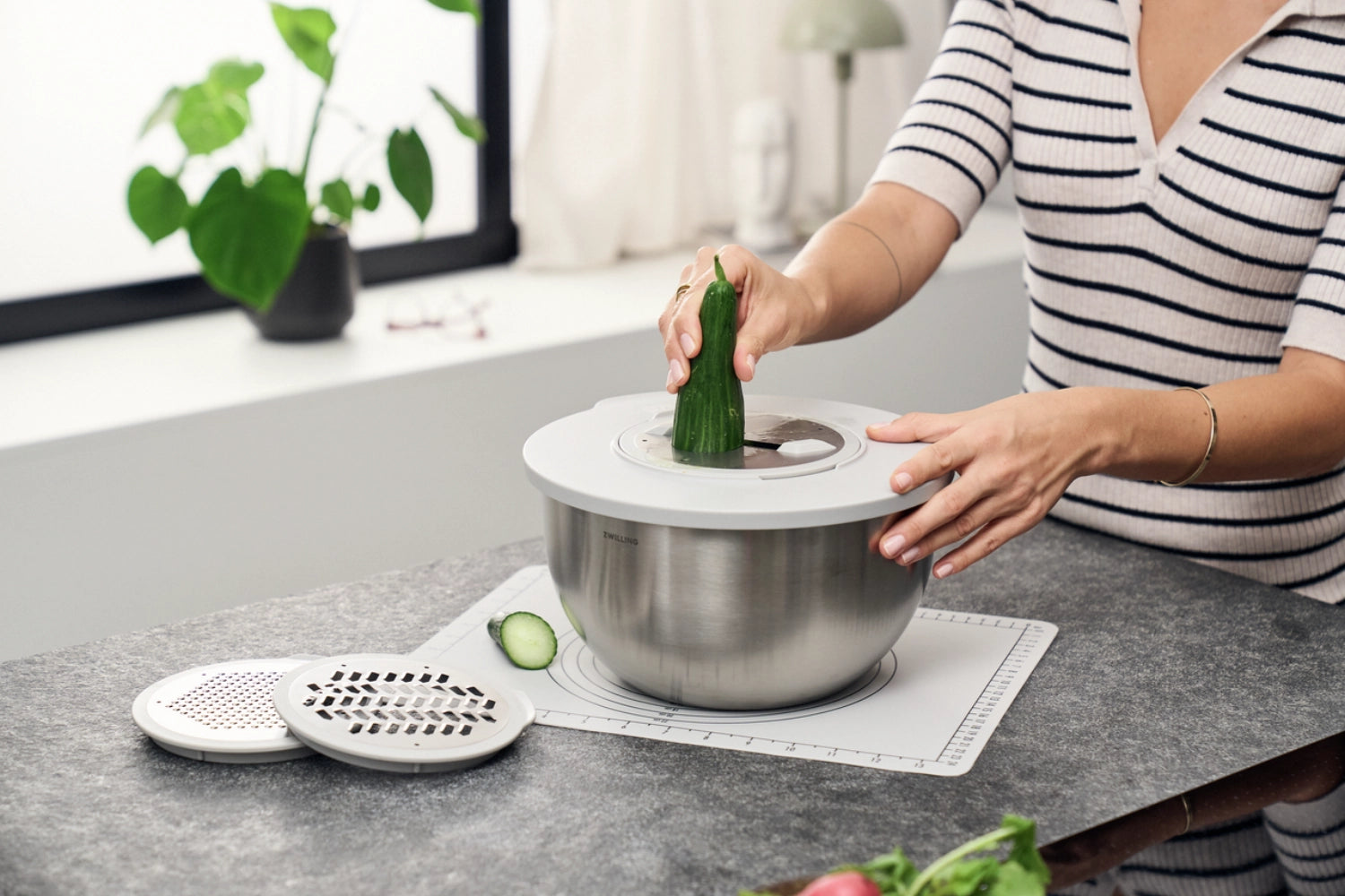 Praktisches 5-teiliges Fresh & Save Bowls Set von Zwilling für die vakuumierte Lagerung von Lebensmitteln, ideal für maximale Frische.