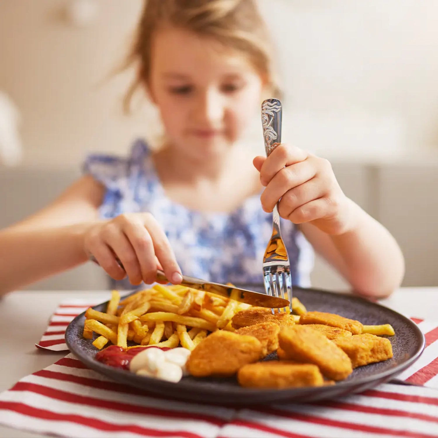 Buntes 4-teiliges Kinderbesteck "Kuppels Ducks" von Amefa, ideal für Kinder, aus robustem Edelstahl, sorgt für Spaß beim Essen.