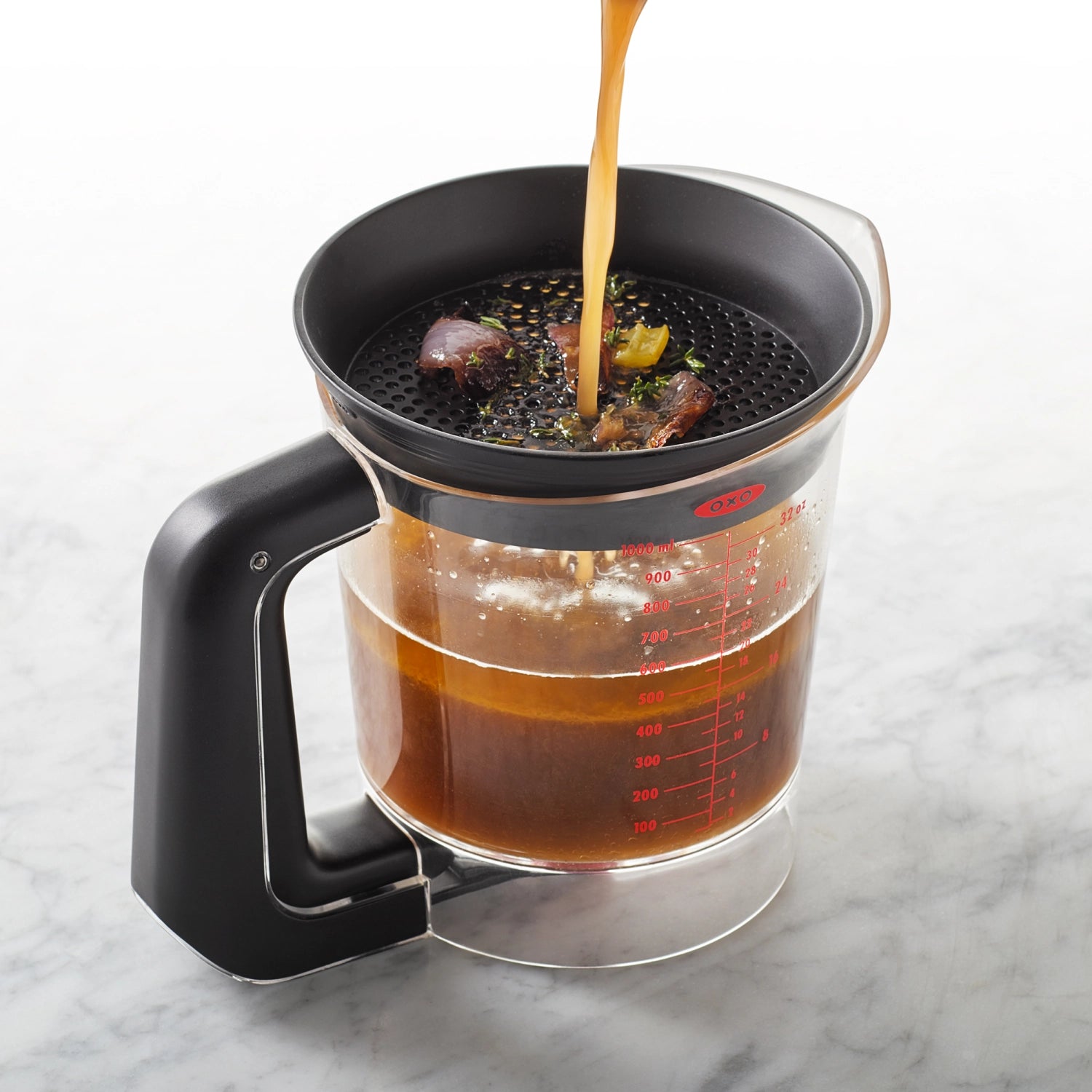 OXO Good Grips Fetttrenner 1L, ein nützliches Hilfsmittel für die Küche, das Fett von Brühe oder Saucen effizient trennt und gesunde Zubereitung unterstützt.