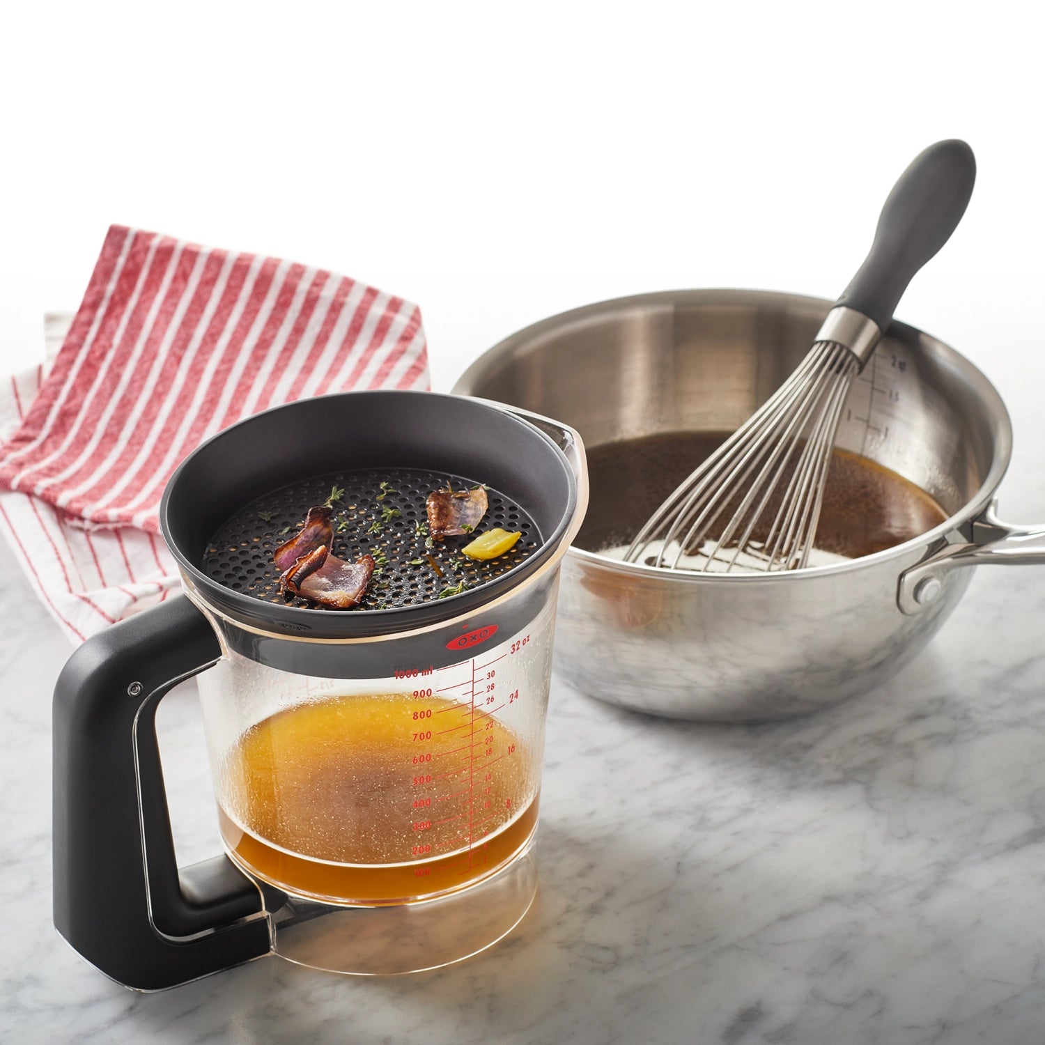 Praktischer OXO Good Grips Fetttrenner 1L, ideal zum mühelosen Abgießen von Fett für gesunde Kochrezepte in der Küche.