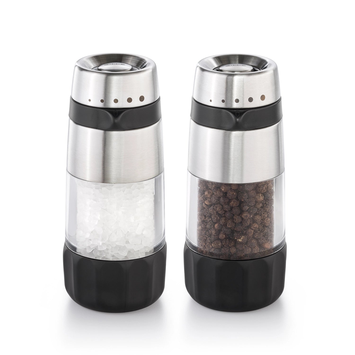 Zwei stilvolle OXO Good Grips Mühlen für Salz und Pfeffer, ergonomisch gestaltet für müheloses Würzen in der Küche.
