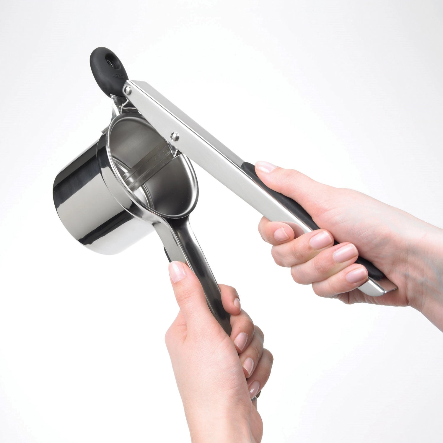 Robuster Good Grips Kartoffelstampfer aus Edelstahl von OXO, ideal zum einfachen Pürieren von Kartoffeln und anderen Gemüsesorten.