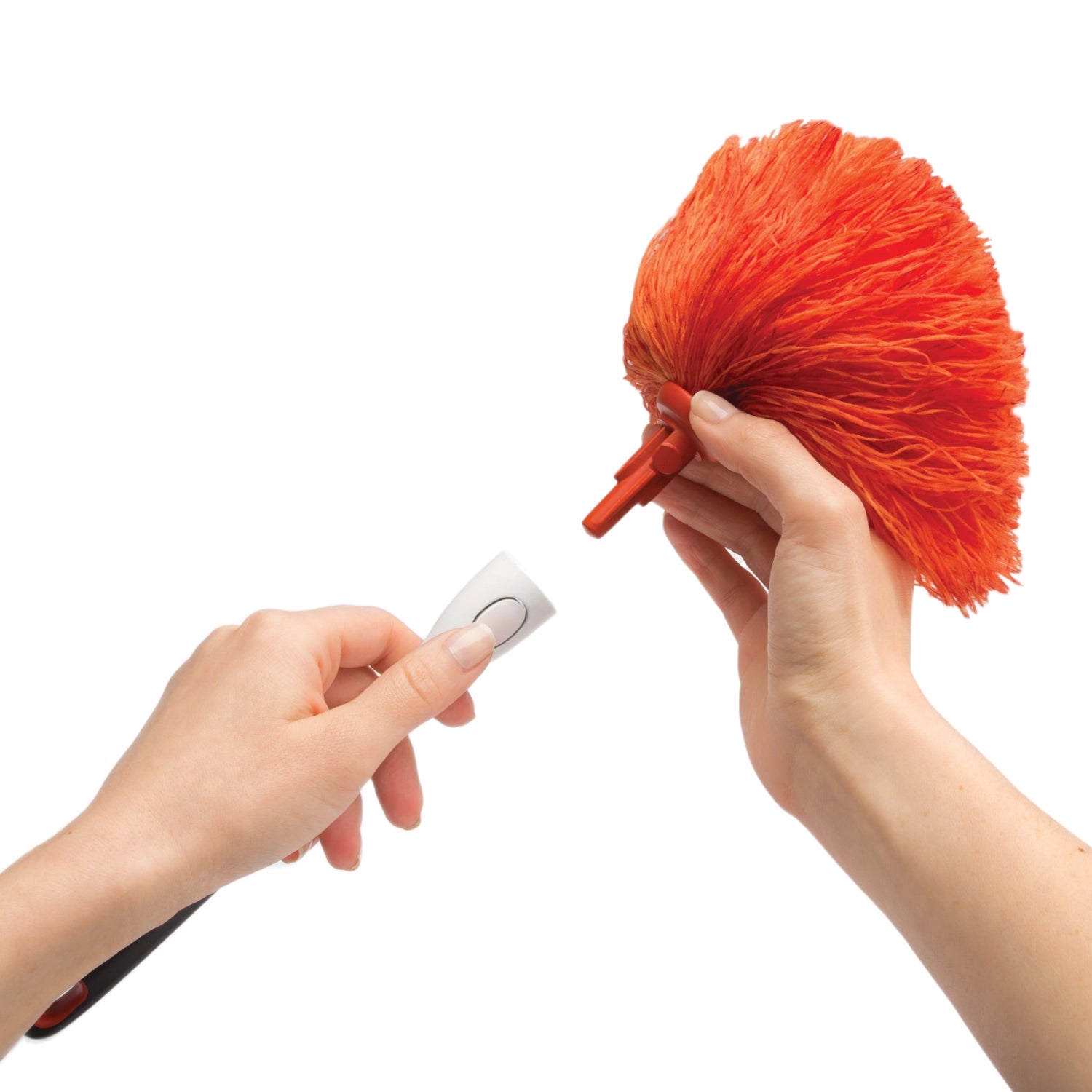 Kleiner, orangefarbener Good Grips Staubwedel von OXO, ideal für die Reinigung von Oberflächen und schwer erreichbaren Stellen im Haushalt.