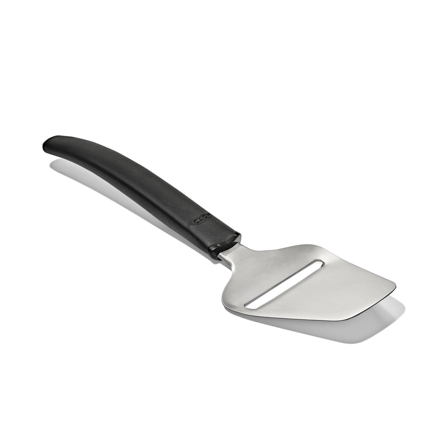 OXO Good Grips Käseschneider mit rutschfester Grifffläche, perfekt für präzise und saubere Käsescheiben ohne Ankleben.