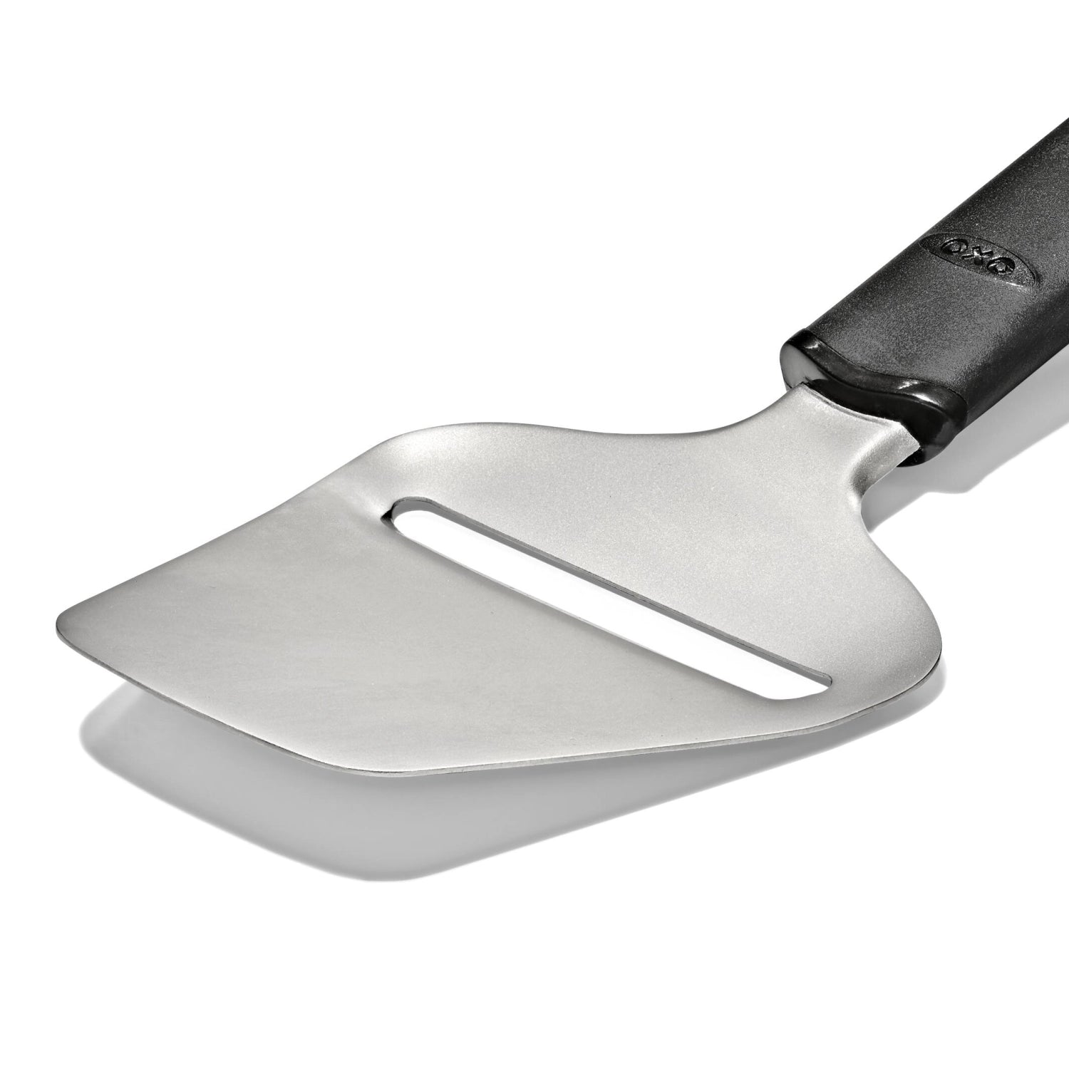 Der OXO Good Grips Käseschneider mit Antihaftbeschichtung ermöglicht müheloses Schneiden von Käse in gleichmäßige Scheiben, ideal für Käseliebhaber.