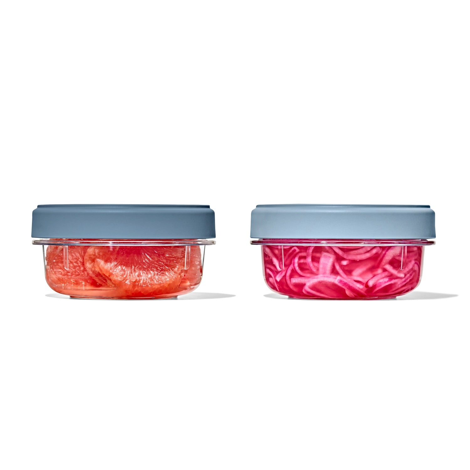 Zwei praktische Good Grips Twist & Stack Aufbewahrungsboxen (355ml) von OXO, ideal für die platzsparende Aufbewahrung von Lebensmitteln.
