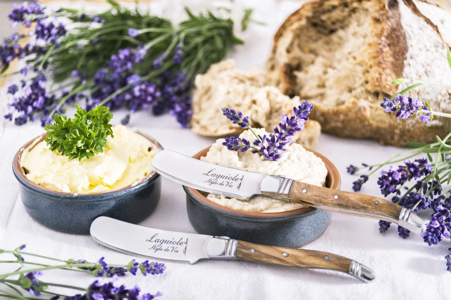 Elegantes Buttermesser aus edlem Olivenholz, Teil der Luxury Line von Laguiole Style de Vie, ideal für stilvolles Servieren.