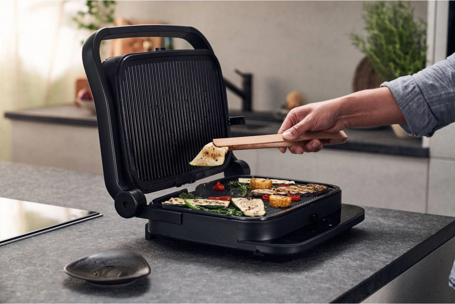 Der Enfinigy Kontaktgrill von Zwilling, kompakt und leistungsstark, ideal für gesundes Grillen und vielseitige Zubereitung in der Küche.