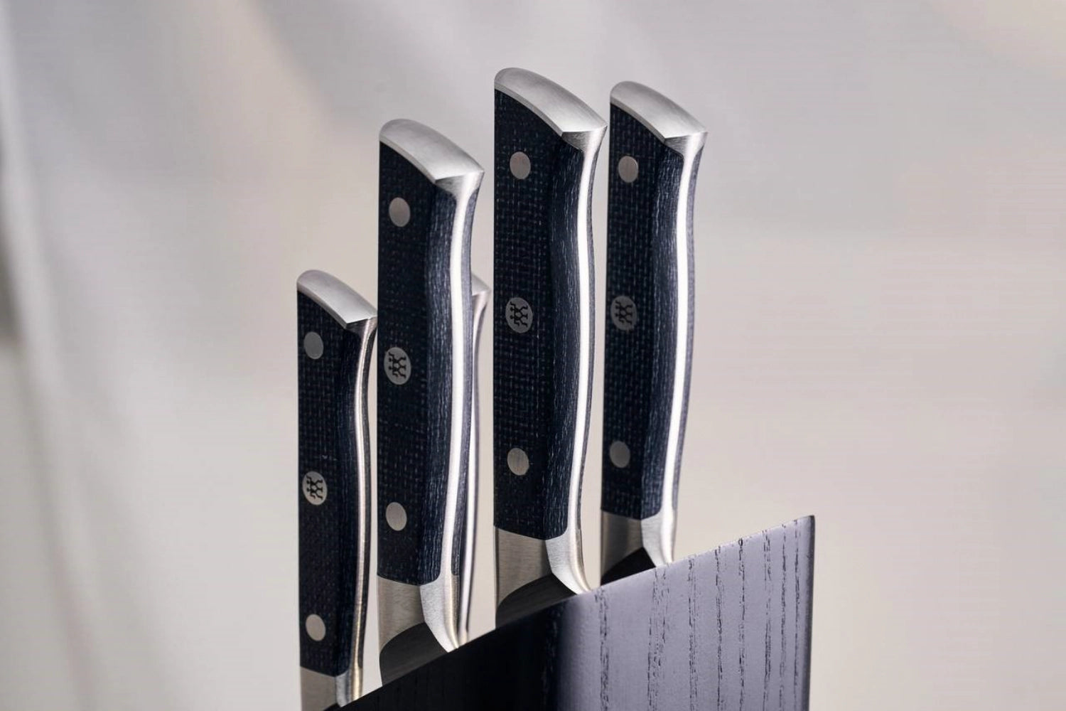 Klein und handlich: Das 140 mm Spectrum Kochmesser von Zwilling vereint Funktionalität und modernes Design für präzises Arbeiten in der Küche.