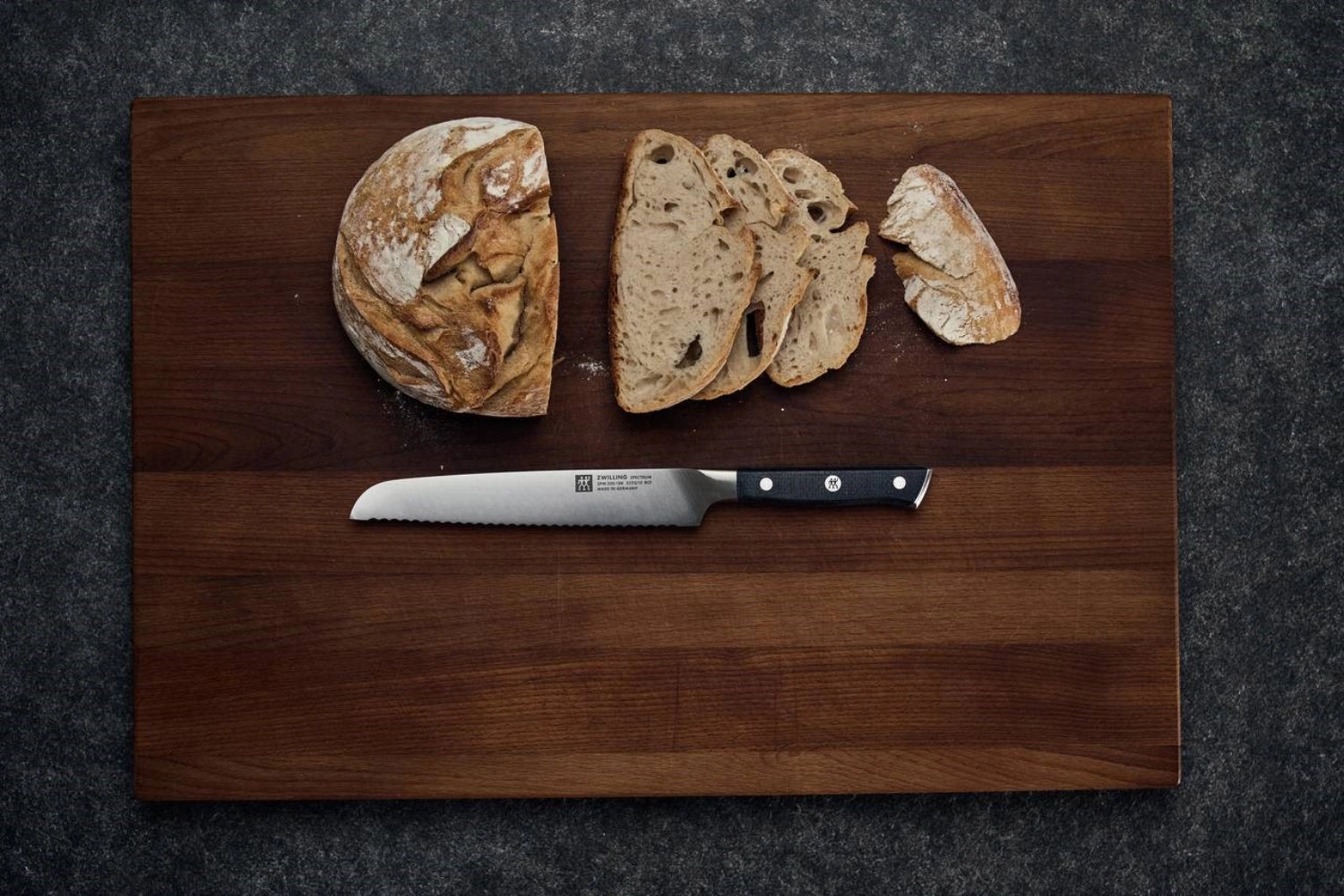 Elegantes Spectrum Brotmesser von Zwilling mit 200 mm Klinge, perfekt für sauberes Schneiden von frischem Brot und Brötchen, komfortabler Griff.