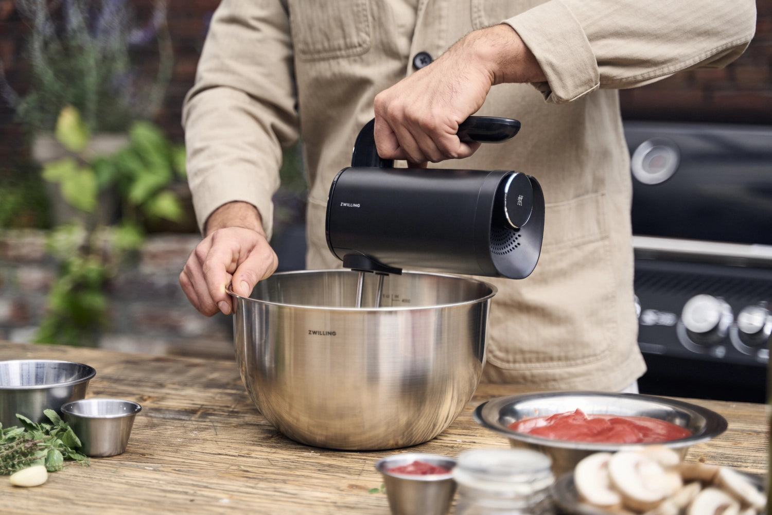Xtend Handmixer von Zwilling, kabellos und stilvoll, perfekt für müheloses Mixen und eine saubere Küche ohne störende Kabel.